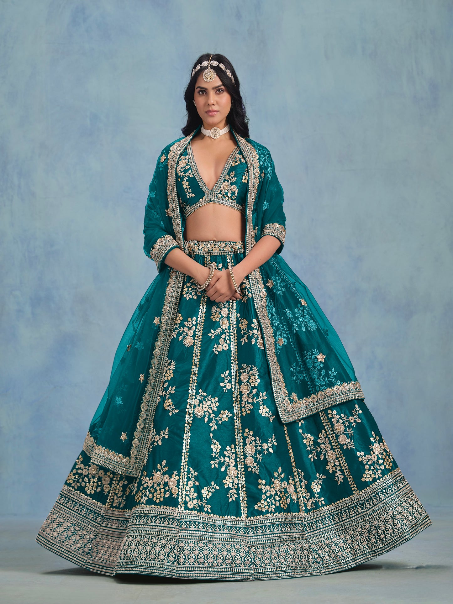 Eleganter rosa-grauer Braut-Lehenga mit Zarkan-Stickerei und Pailletten