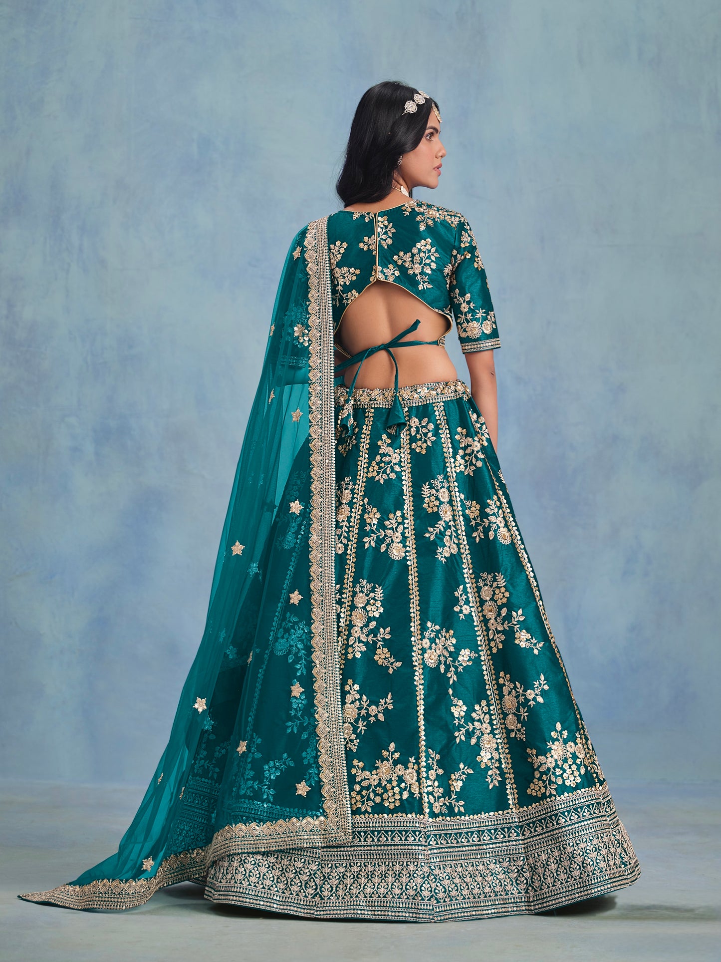 Eleganter rosa-grauer Braut-Lehenga mit Zarkan-Stickerei und Pailletten