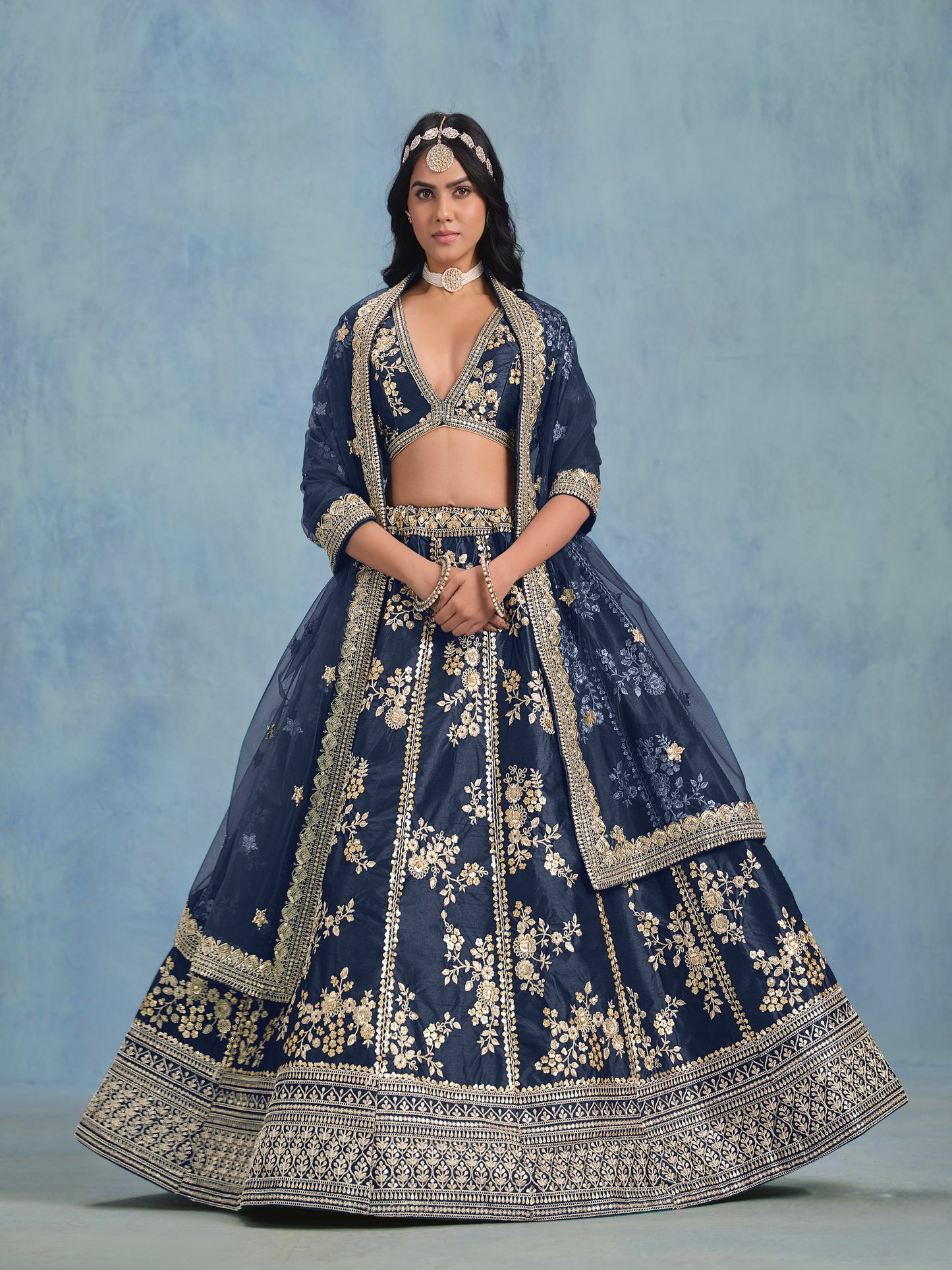 Eleganter rosa-grauer Braut-Lehenga mit Zarkan-Stickerei und Pailletten