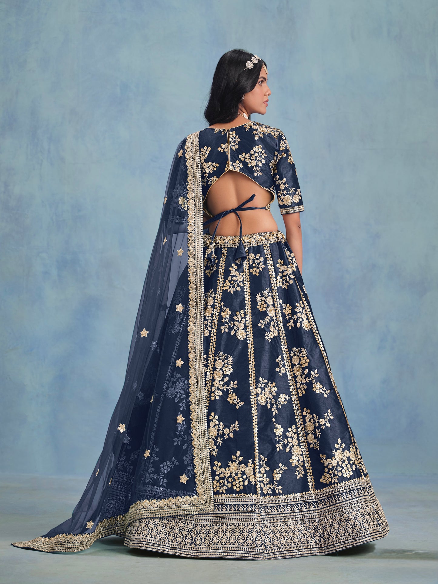 Eleganter rosa-grauer Braut-Lehenga mit Zarkan-Stickerei und Pailletten