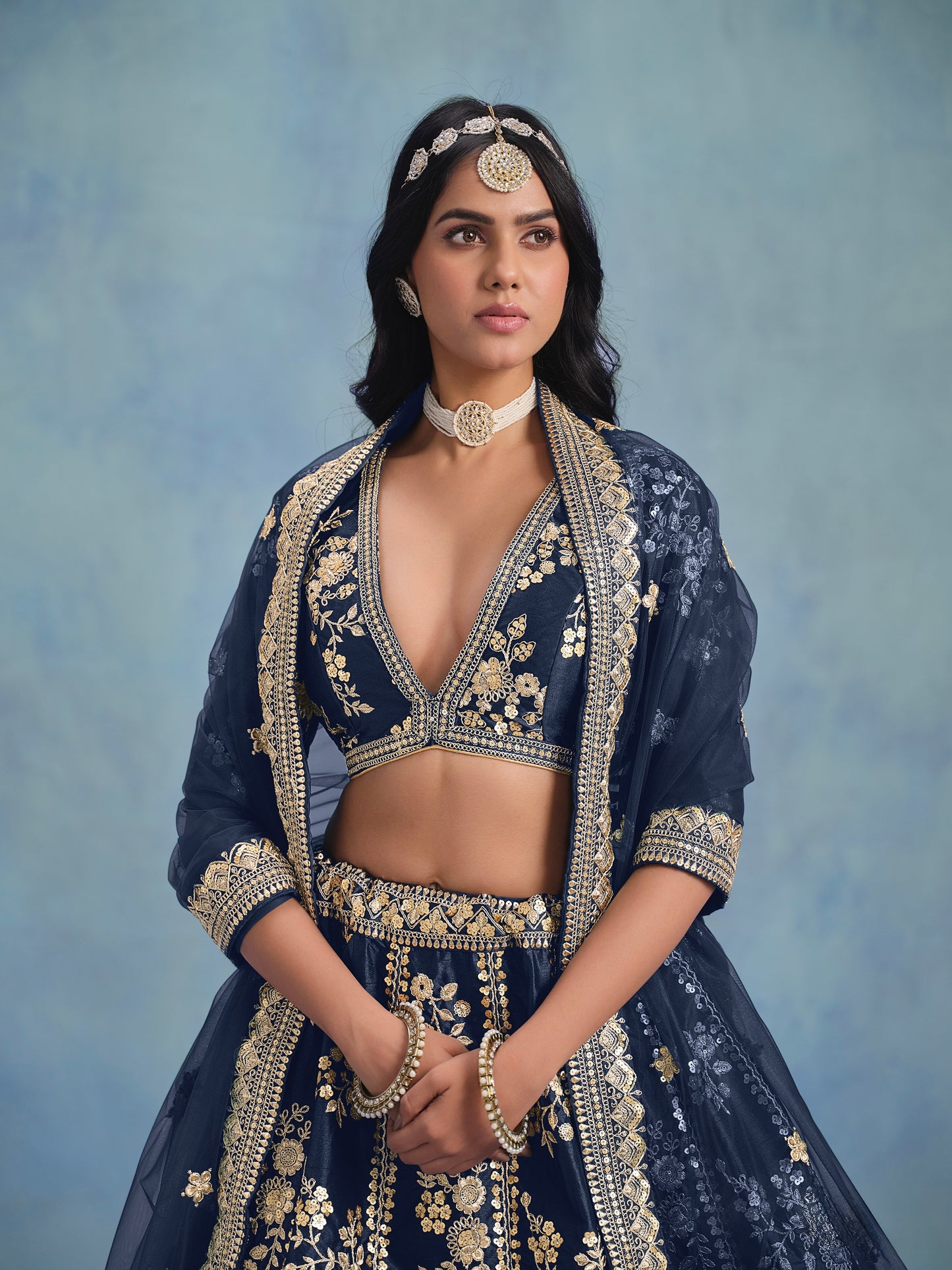 Eleganter rosa-grauer Braut-Lehenga mit Zarkan-Stickerei und Pailletten