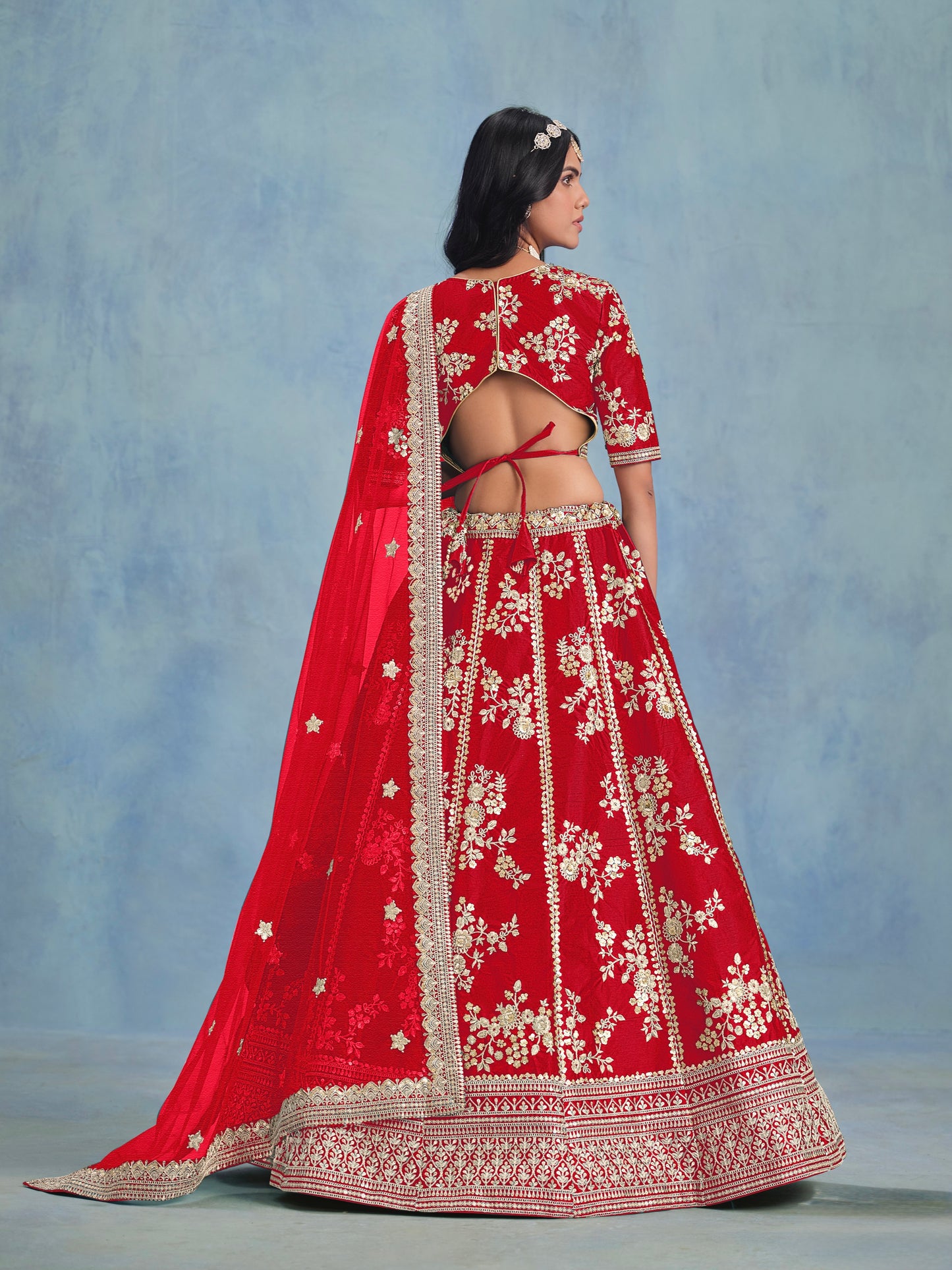 Eleganter rosa-grauer Braut-Lehenga mit Zarkan-Stickerei und Pailletten