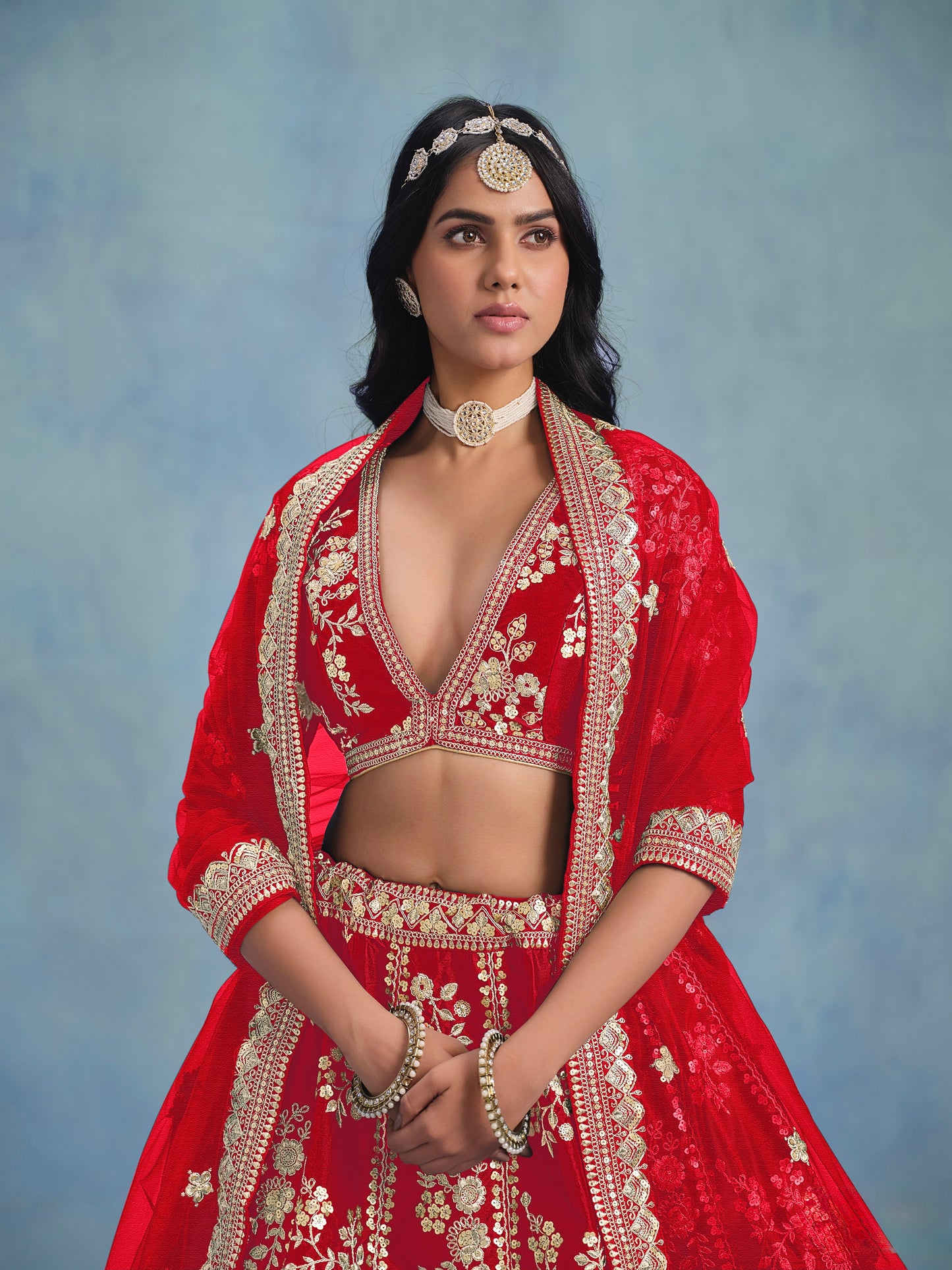 Eleganter rosa-grauer Braut-Lehenga mit Zarkan-Stickerei und Pailletten