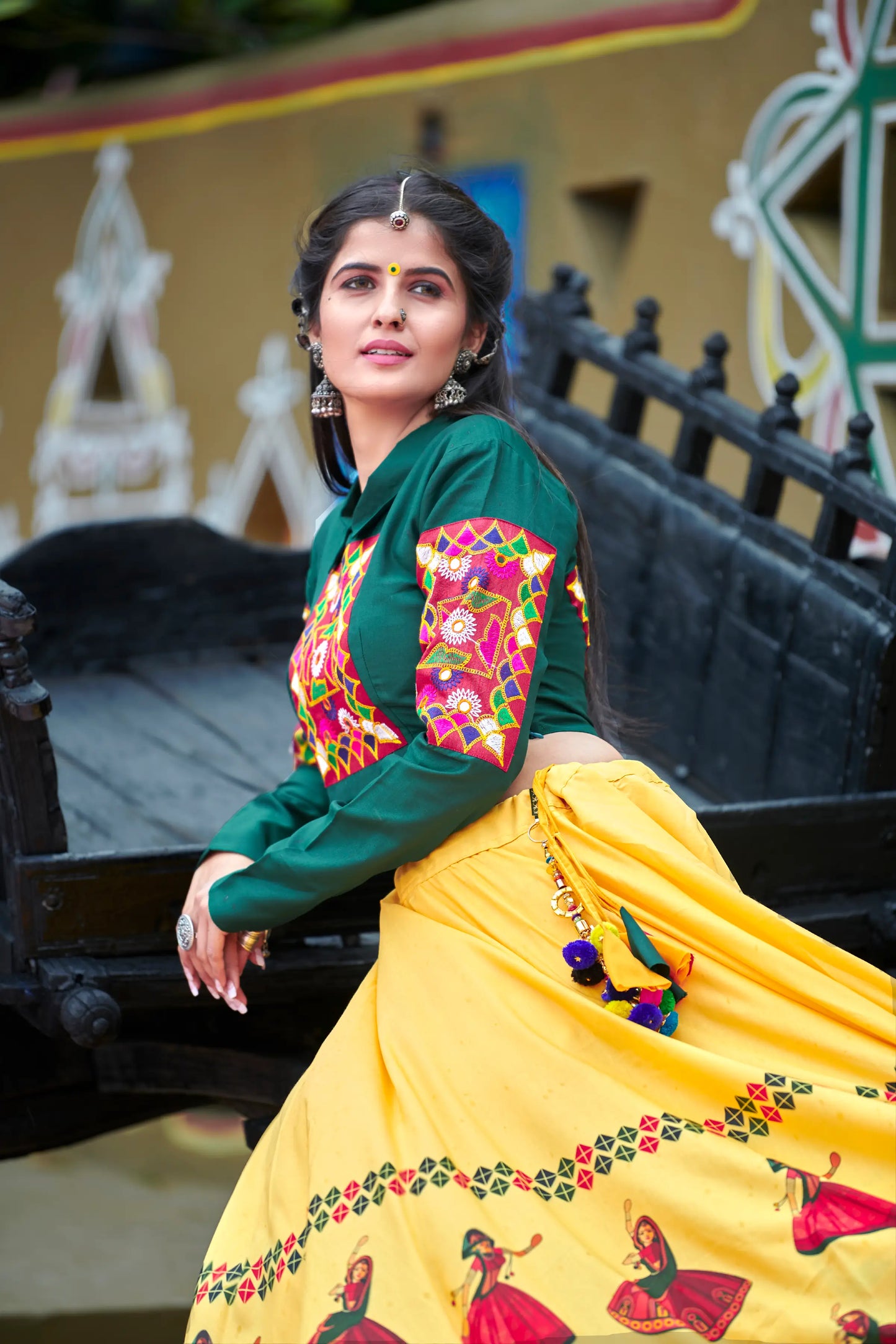 Ensemble Lehenga Choli Navratri vert foncé et jaune avec travail de miroirs et imprimés de danseuses
