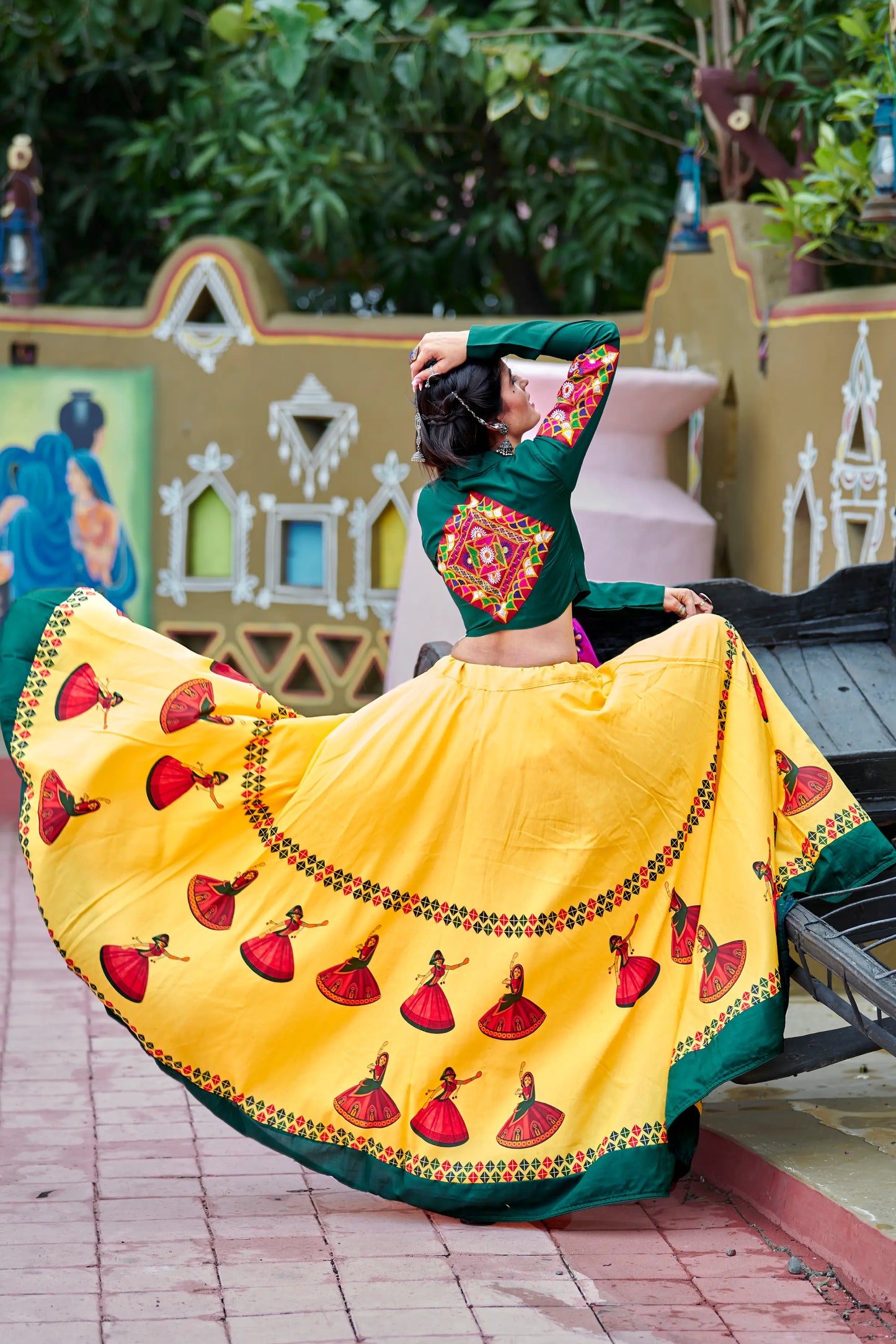 Ensemble Lehenga Choli Navratri vert foncé et jaune avec travail de miroirs et imprimés de danseuses