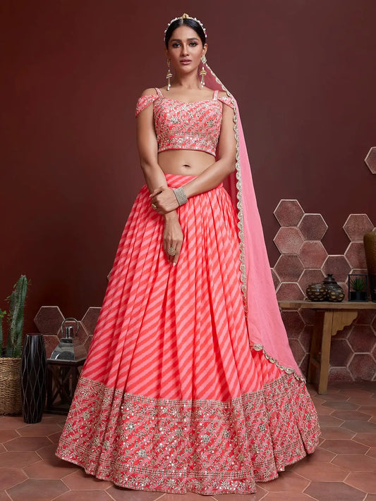 Lehenga pêche en organza avec broderie lourde en zari et travail de sequins