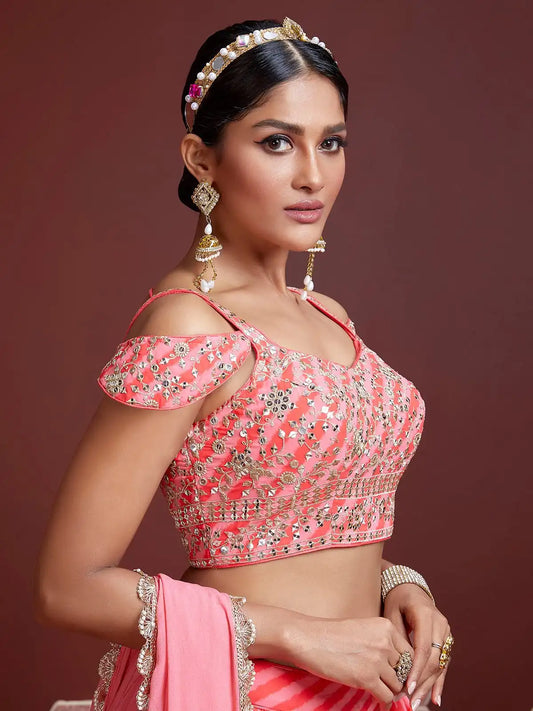 Lehenga pêche en organza avec broderie lourde en zari et travail de sequins
