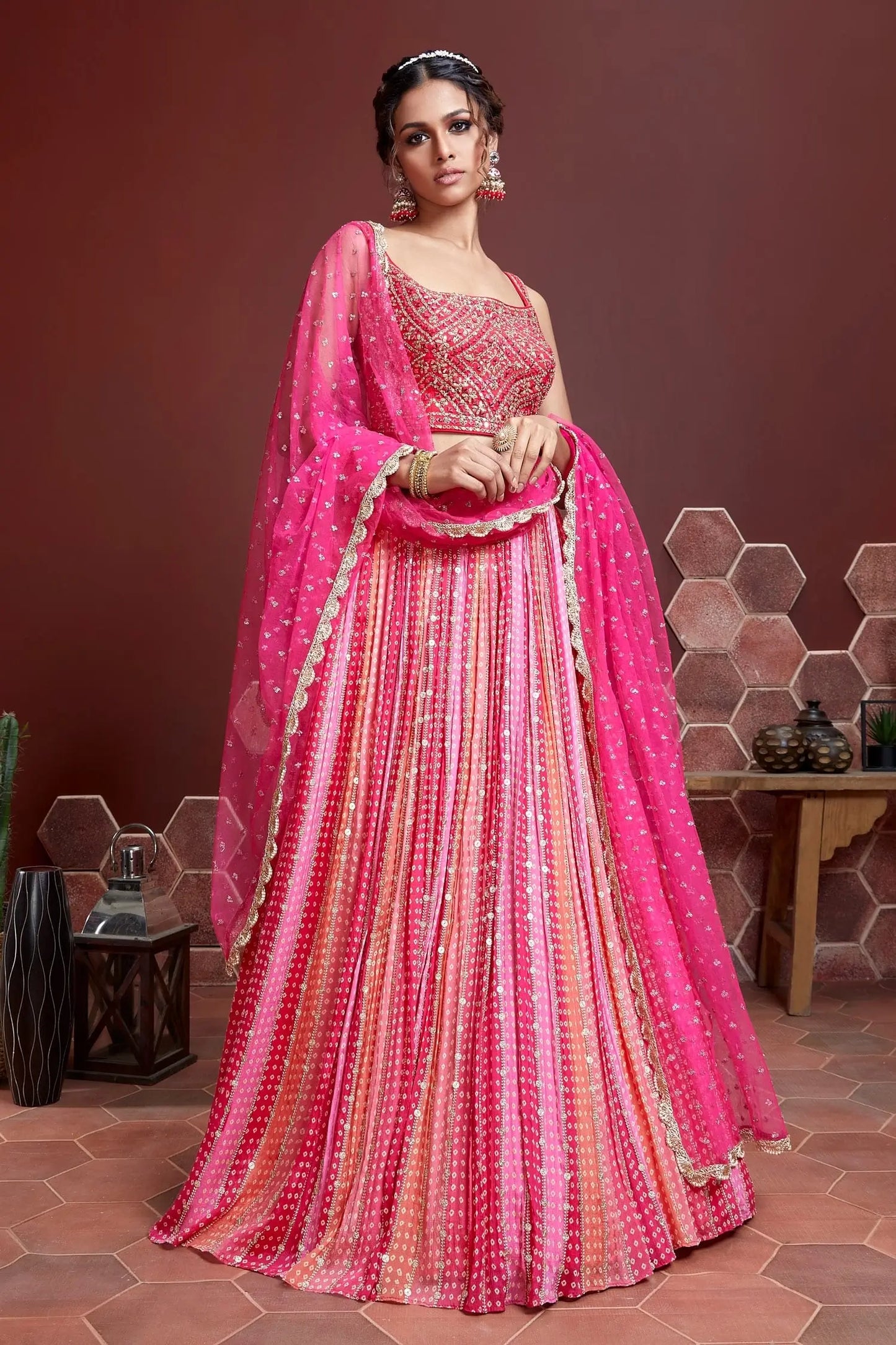 Lehenga rose avec imprimé numérique élégant et broderie lourde, ornée de véritables miroirs