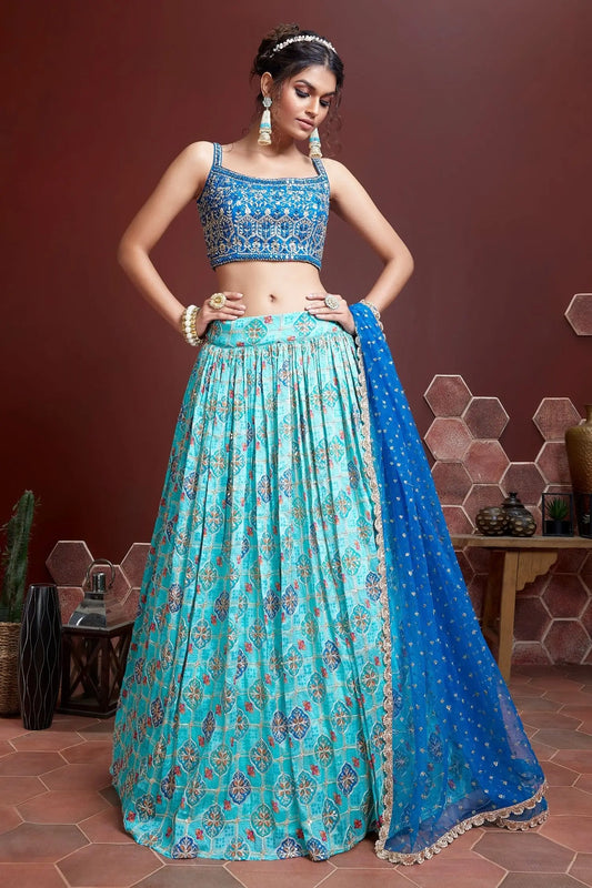 Lehenga bleu ciel clair avec imprimé numérique élégant et broderie lourde, ornée de véritables miroirs