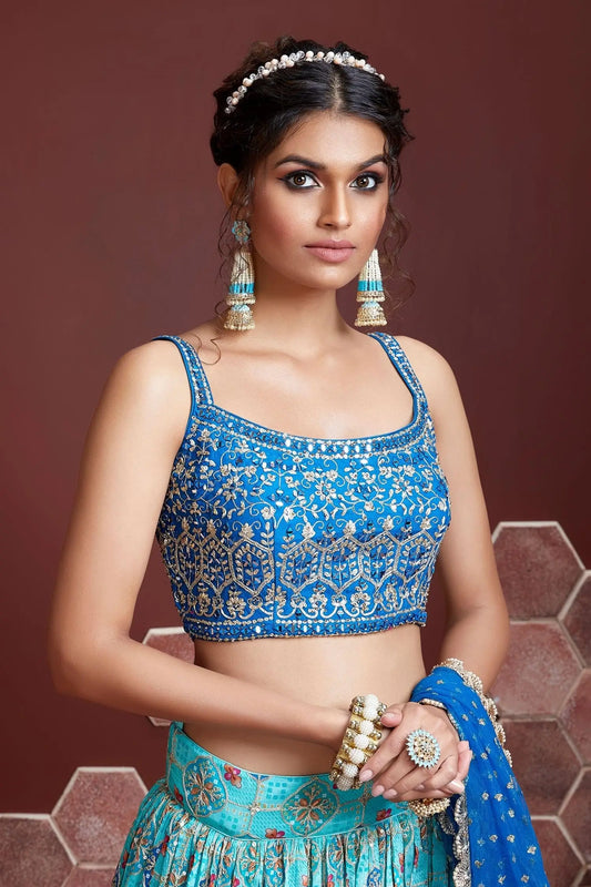 Lehenga bleu ciel clair avec imprimé numérique élégant et broderie lourde, ornée de véritables miroirs