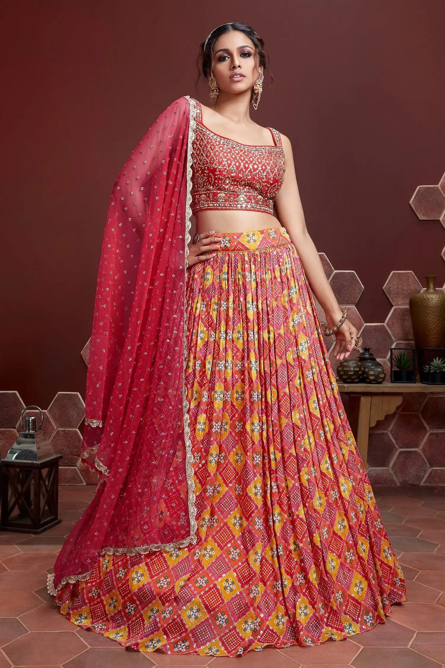 Lehenga rouge et jaune avec imprimé numérique positionnel et broderie lourde, ornée de véritables miroirs