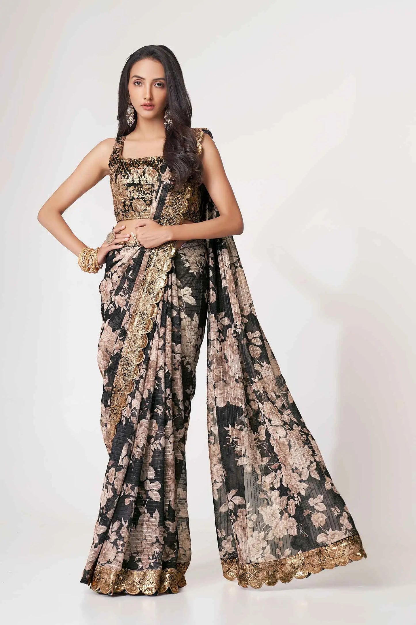 Sari en organza noir à imprimé floral avec travail de sequins