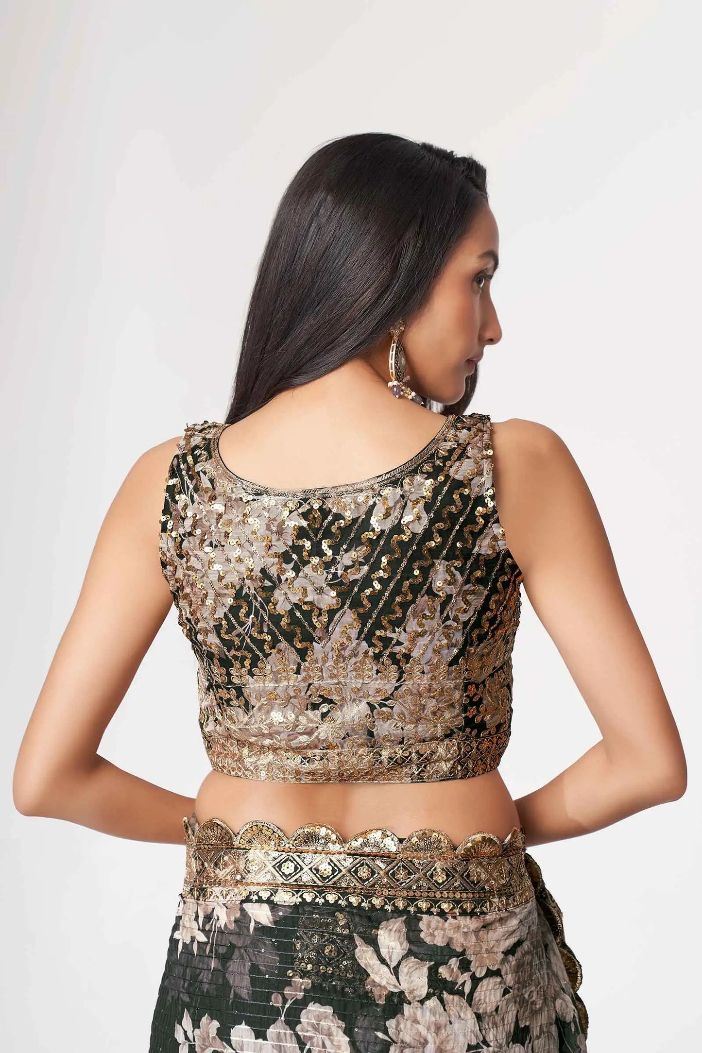 Sari en organza noir à imprimé floral avec travail de sequins