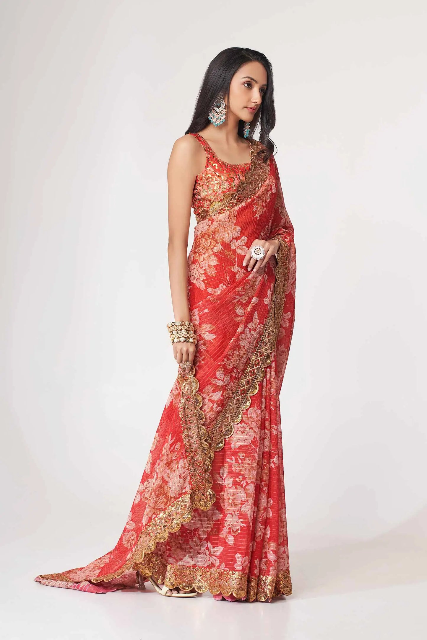 Sari en organza rouge à imprimé floral avec travail de sequins