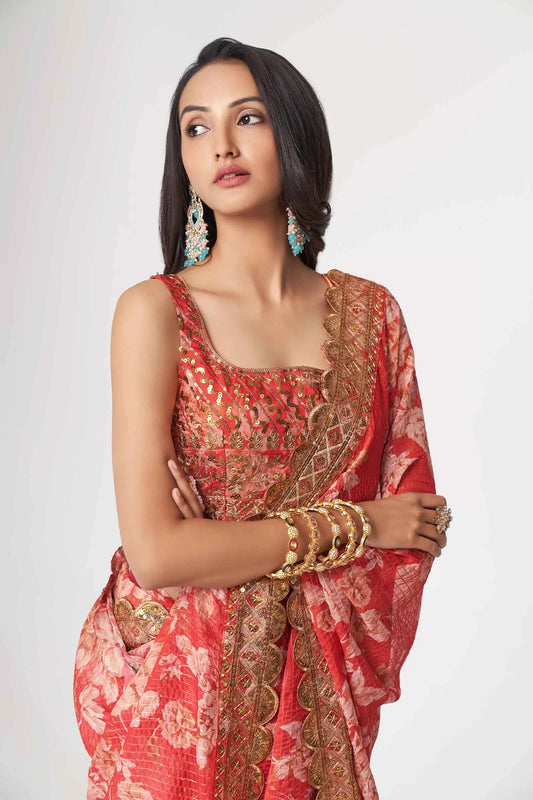 Sari en organza rouge à imprimé floral avec travail de sequins