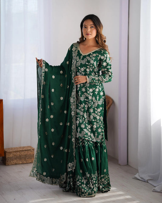 Ensemble Salwar Kameez vert foncé en soie chinon avec délicate broderie et sequins
