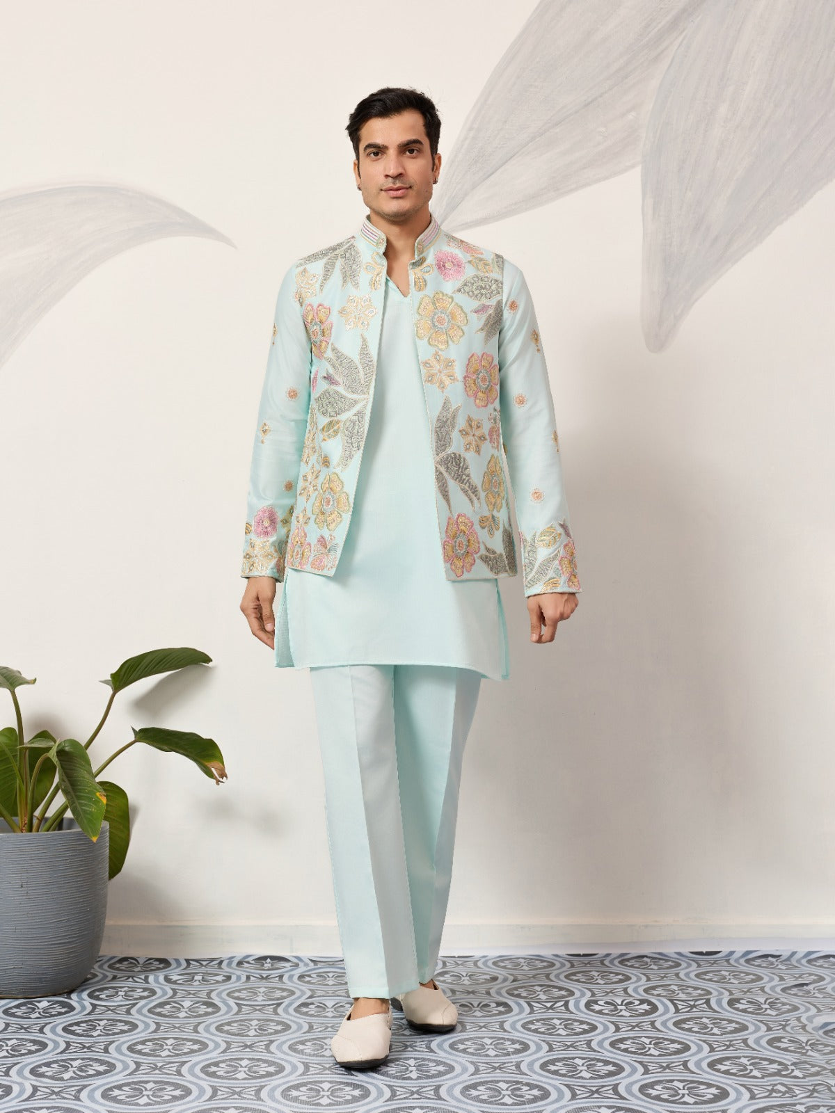 Ensemble Kurta Vesti Koti Homme bleu turquoise clair avec motifs floraux délicats et broderies de sequins COLLECTION VIVAAN