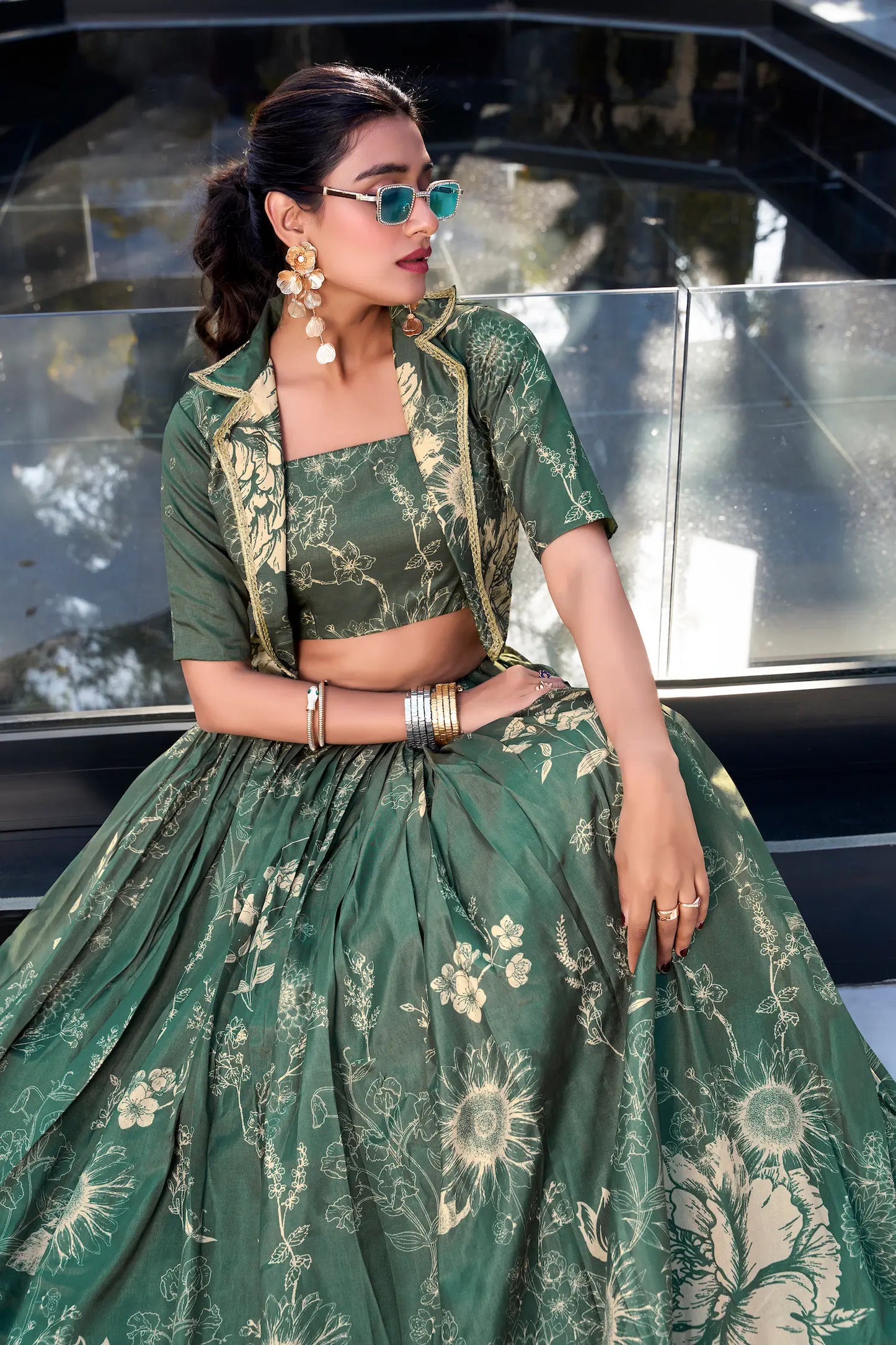 Beiges und hellgrünes Tussar-Seiden-Blumenmuster-Indo-Western-Lehenga-Choli-Set