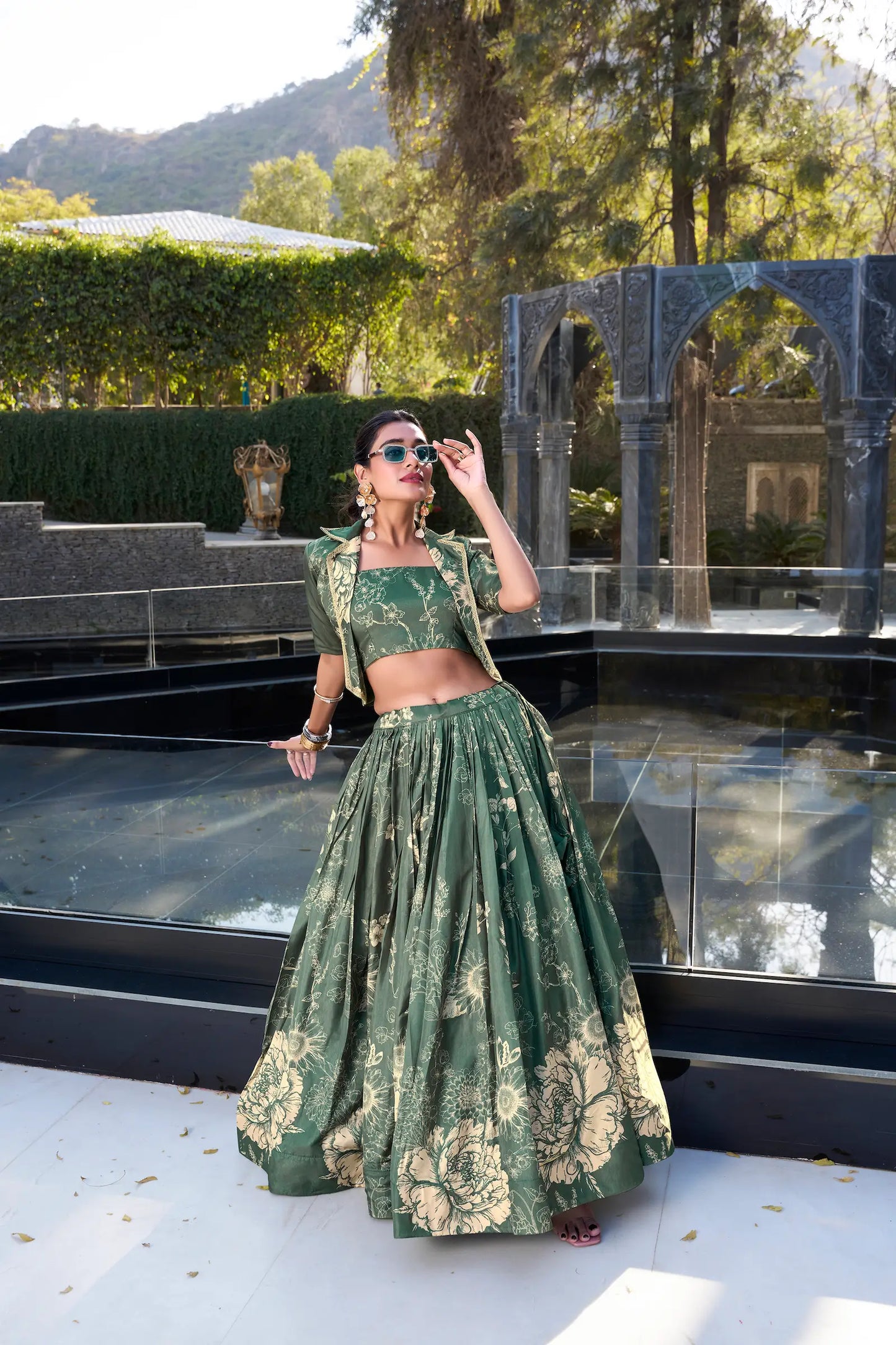Beiges und hellgrünes Tussar-Seiden-Blumenmuster-Indo-Western-Lehenga-Choli-Set