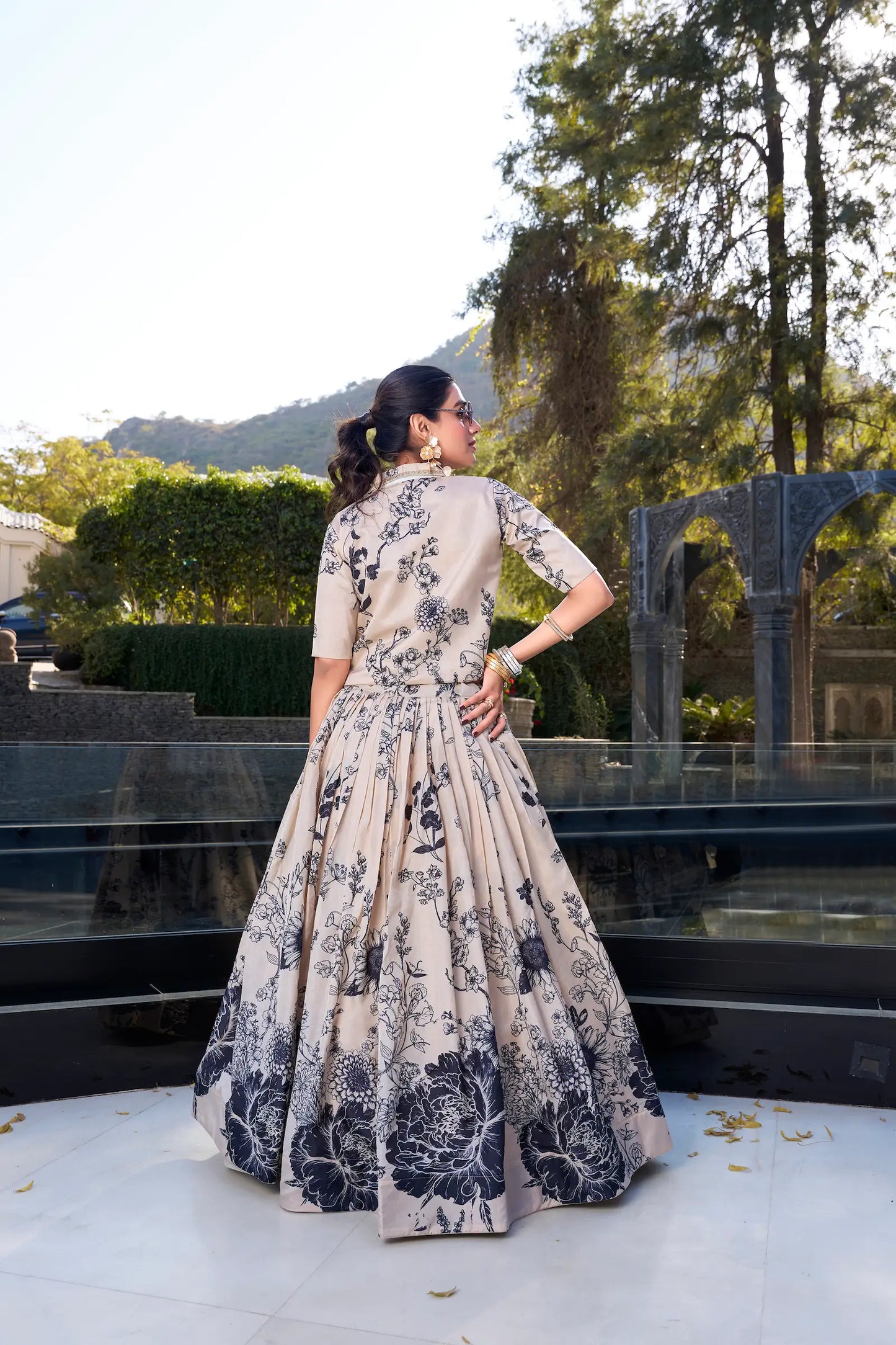 Beiges und marineblaues geblümtes Lehenga-Choli-Set aus Tussar-Seide im indo-westlichen Stil