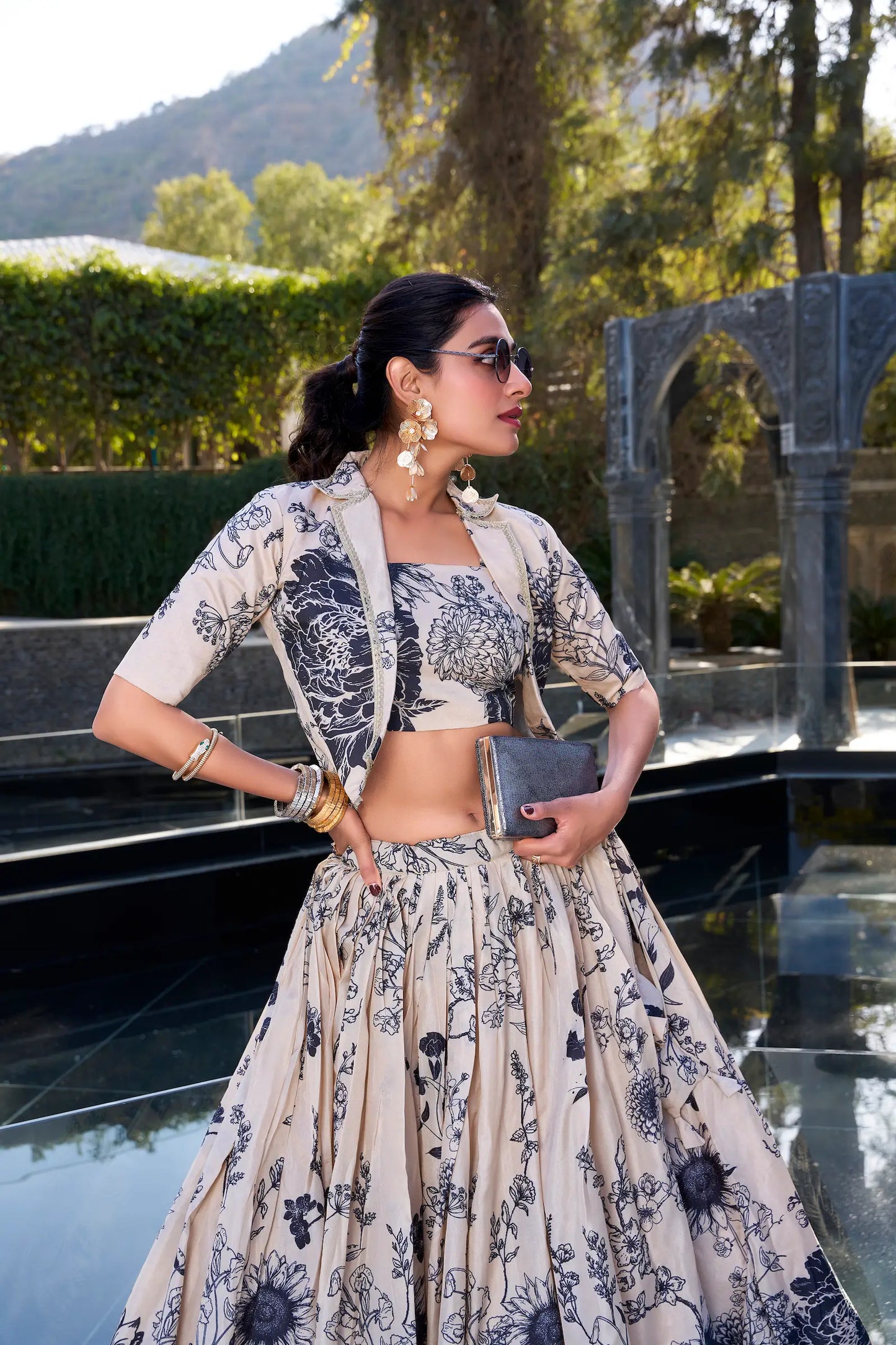 Beiges und marineblaues geblümtes Lehenga-Choli-Set aus Tussar-Seide im indo-westlichen Stil