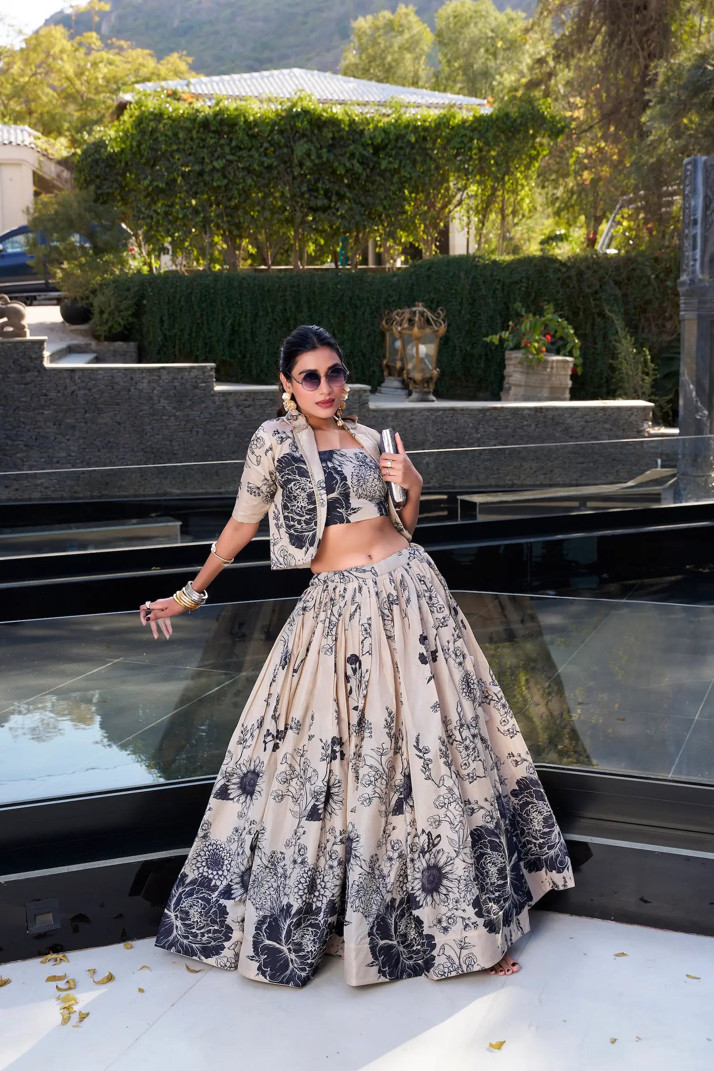 Beiges und marineblaues geblümtes Lehenga-Choli-Set aus Tussar-Seide im indo-westlichen Stil