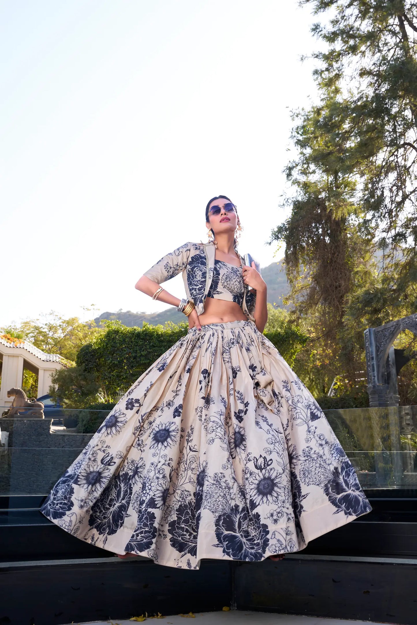 Beiges und marineblaues geblümtes Lehenga-Choli-Set aus Tussar-Seide im indo-westlichen Stil