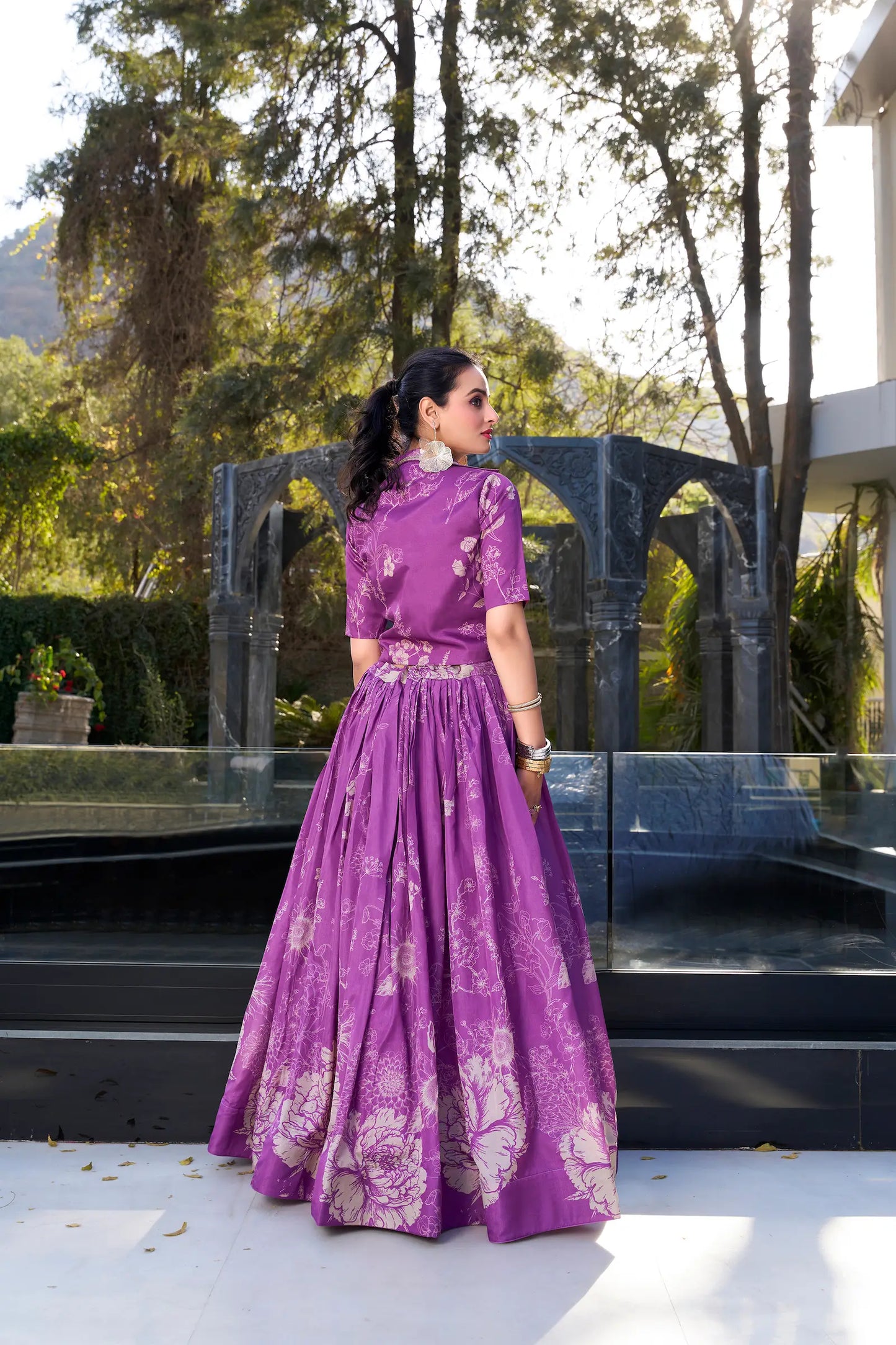 Beiges und violettes Tussar-Seiden-Lehenga-Choli-Set im indisch-westlichen Stil mit Blumenmuster