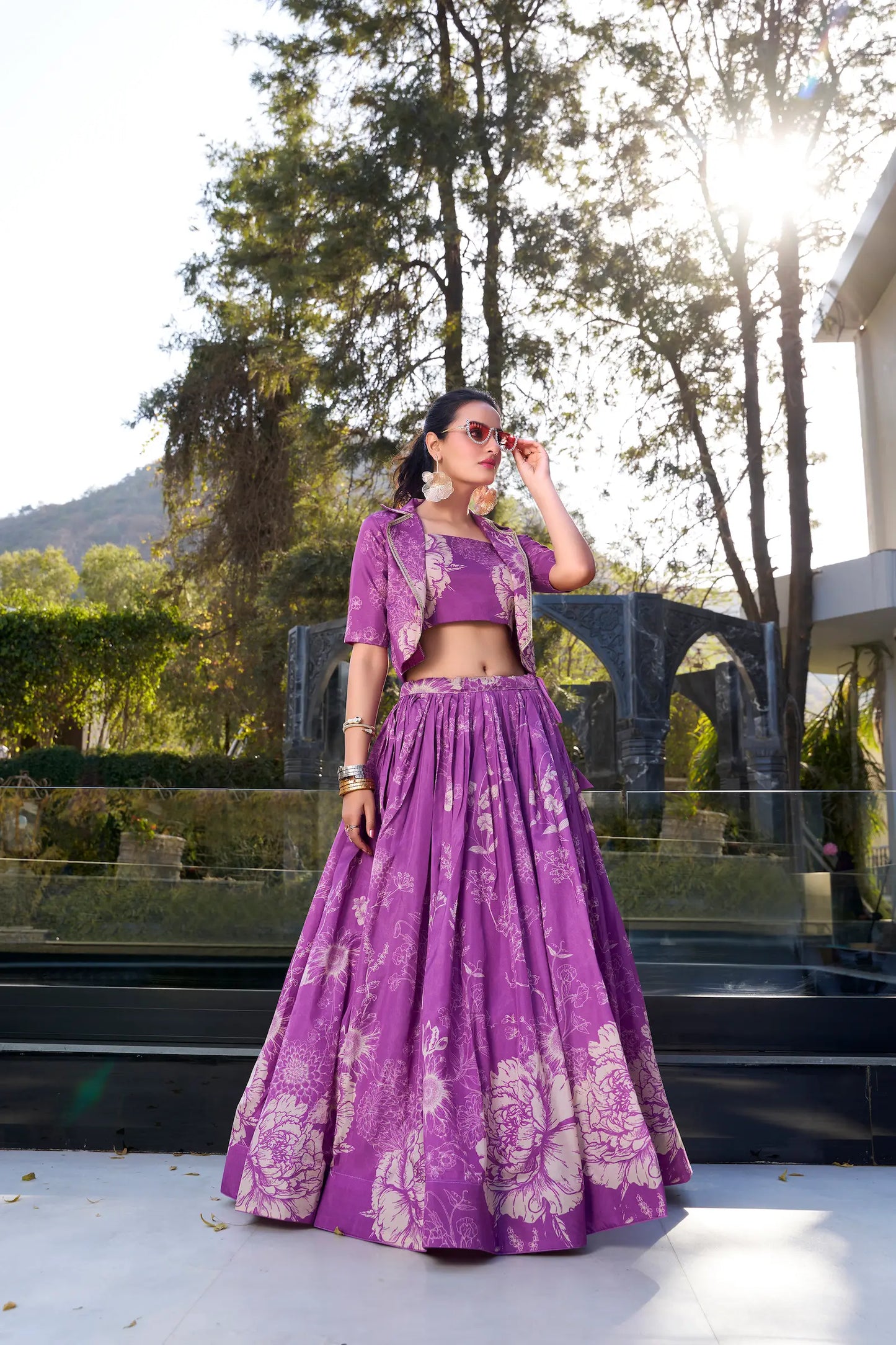 Beiges und violettes Tussar-Seiden-Lehenga-Choli-Set im indisch-westlichen Stil mit Blumenmuster