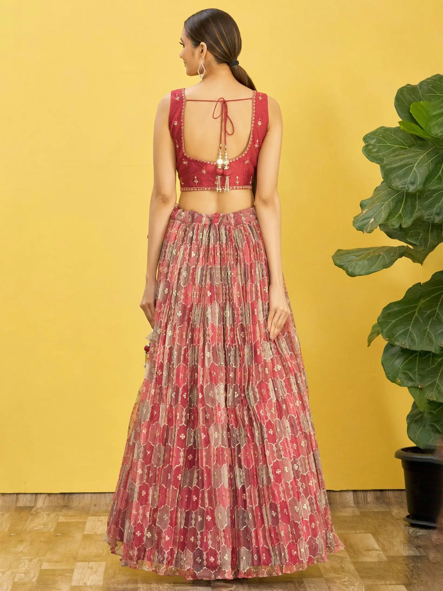 Ensemble Lehenga choli composé d'une choli brun-rouge brodée et d’un dupatta en tulle COLLECTION RHEA