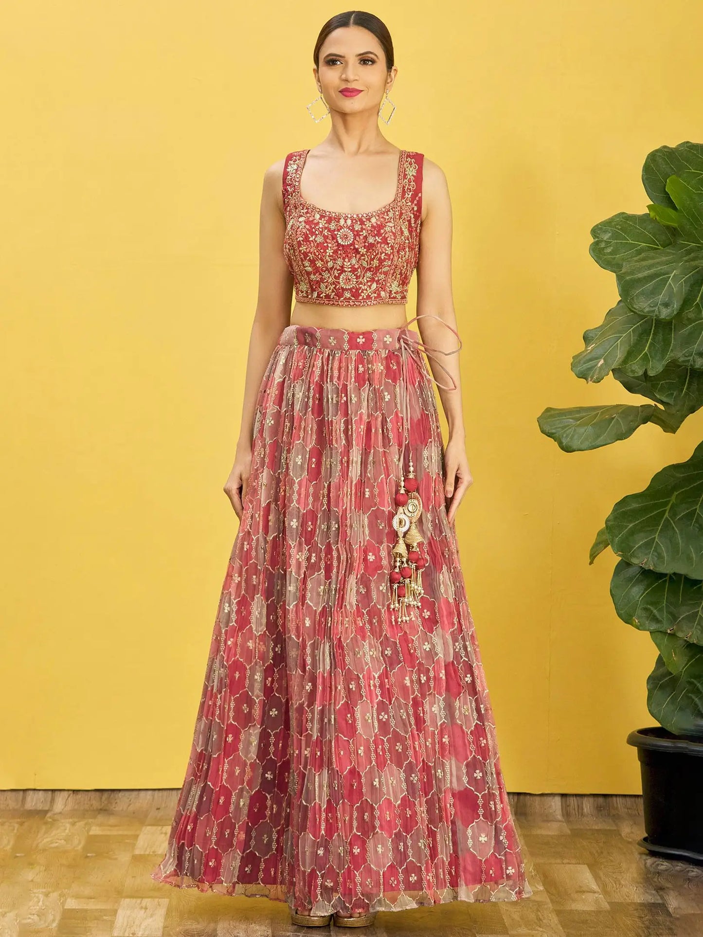 Ensemble Lehenga choli composé d'une choli brun-rouge brodée et d’un dupatta en tulle COLLECTION RHEA