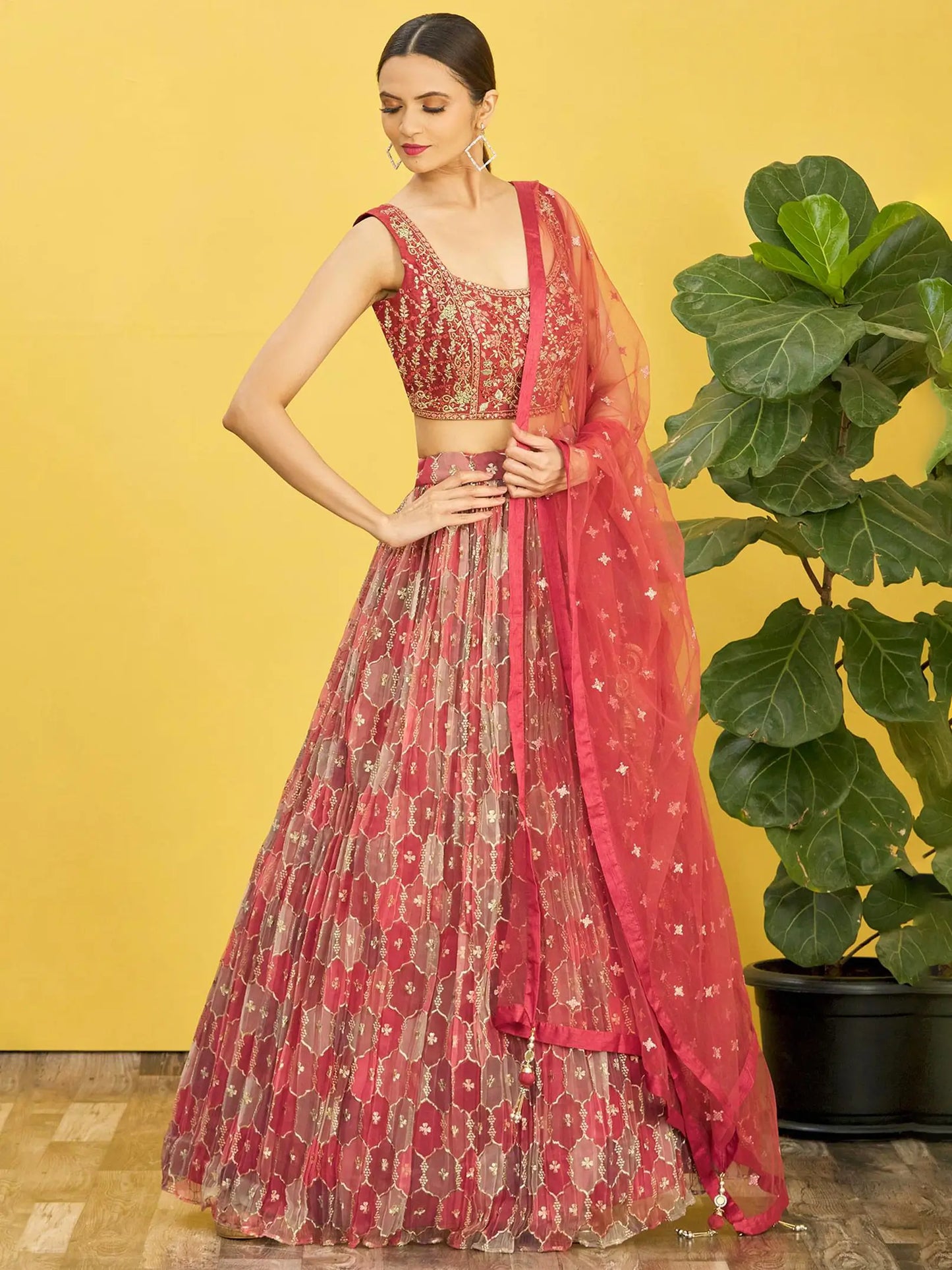 Ensemble Lehenga choli composé d'une choli brun-rouge brodée et d’un dupatta en tulle COLLECTION RHEA