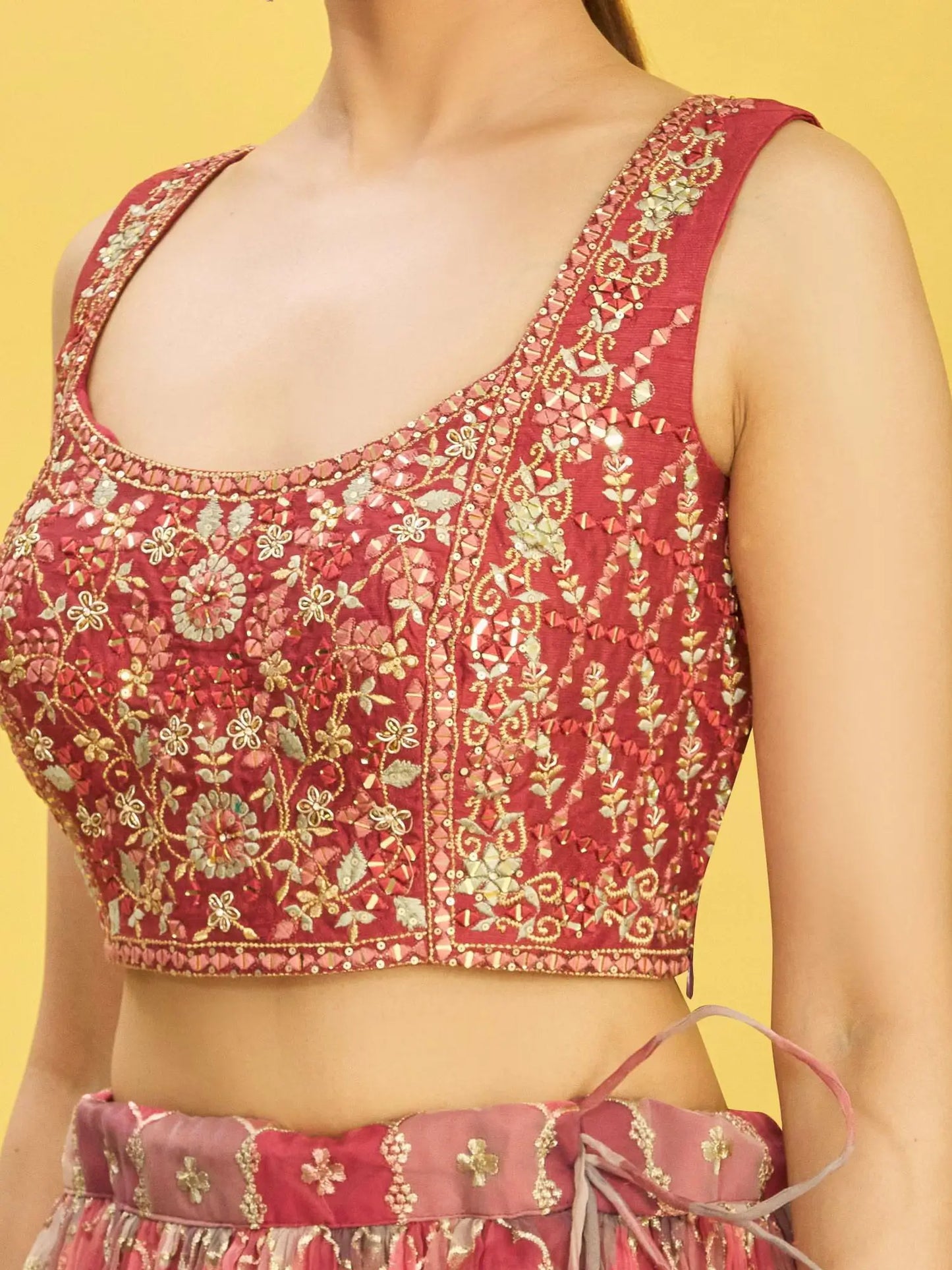 Ensemble Lehenga choli composé d'une choli brun-rouge brodée et d’un dupatta en tulle COLLECTION RHEA