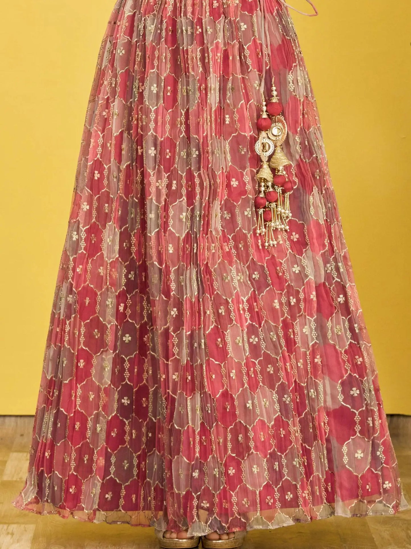 Ensemble Lehenga choli composé d'une choli brun-rouge brodée et d’un dupatta en tulle COLLECTION RHEA