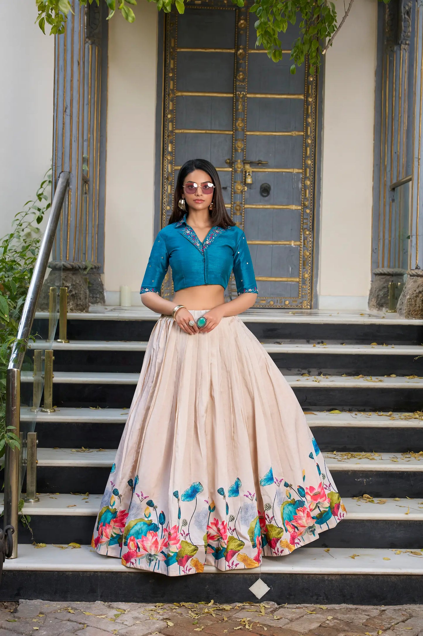Indo-westliches florales Lehenga-Choli-Set aus cremefarbener und himmelblauer Tussar-Seide, Spiegelstickerei und Handarbeit