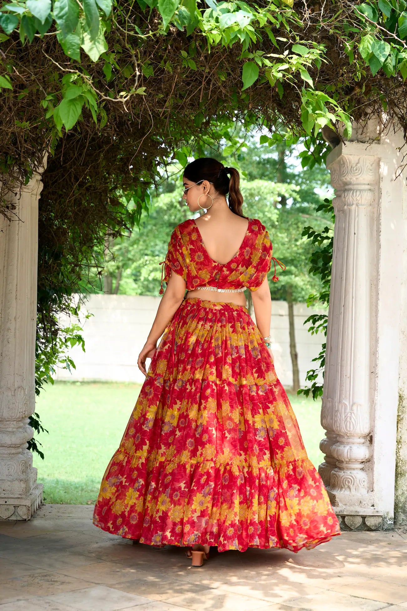 Rotes und gelbes Chiffon-Lehenga-Choli-Set mit indo-westlichem Blumenmuster