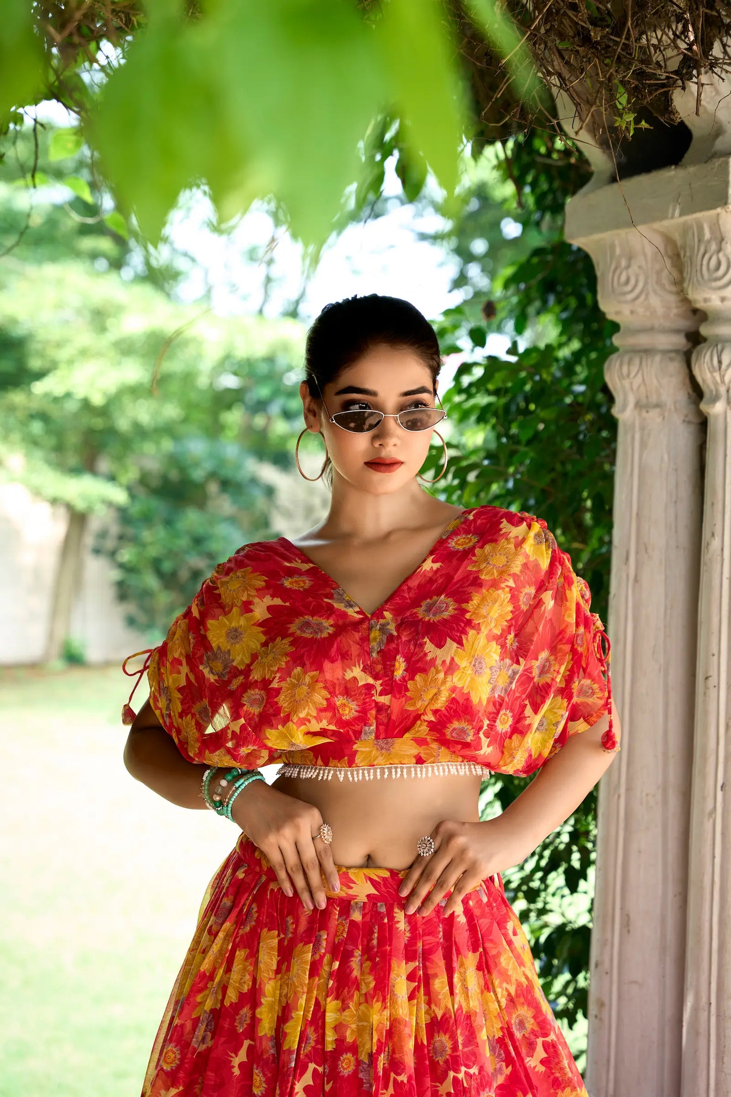 Rotes und gelbes Chiffon-Lehenga-Choli-Set mit indo-westlichem Blumenmuster