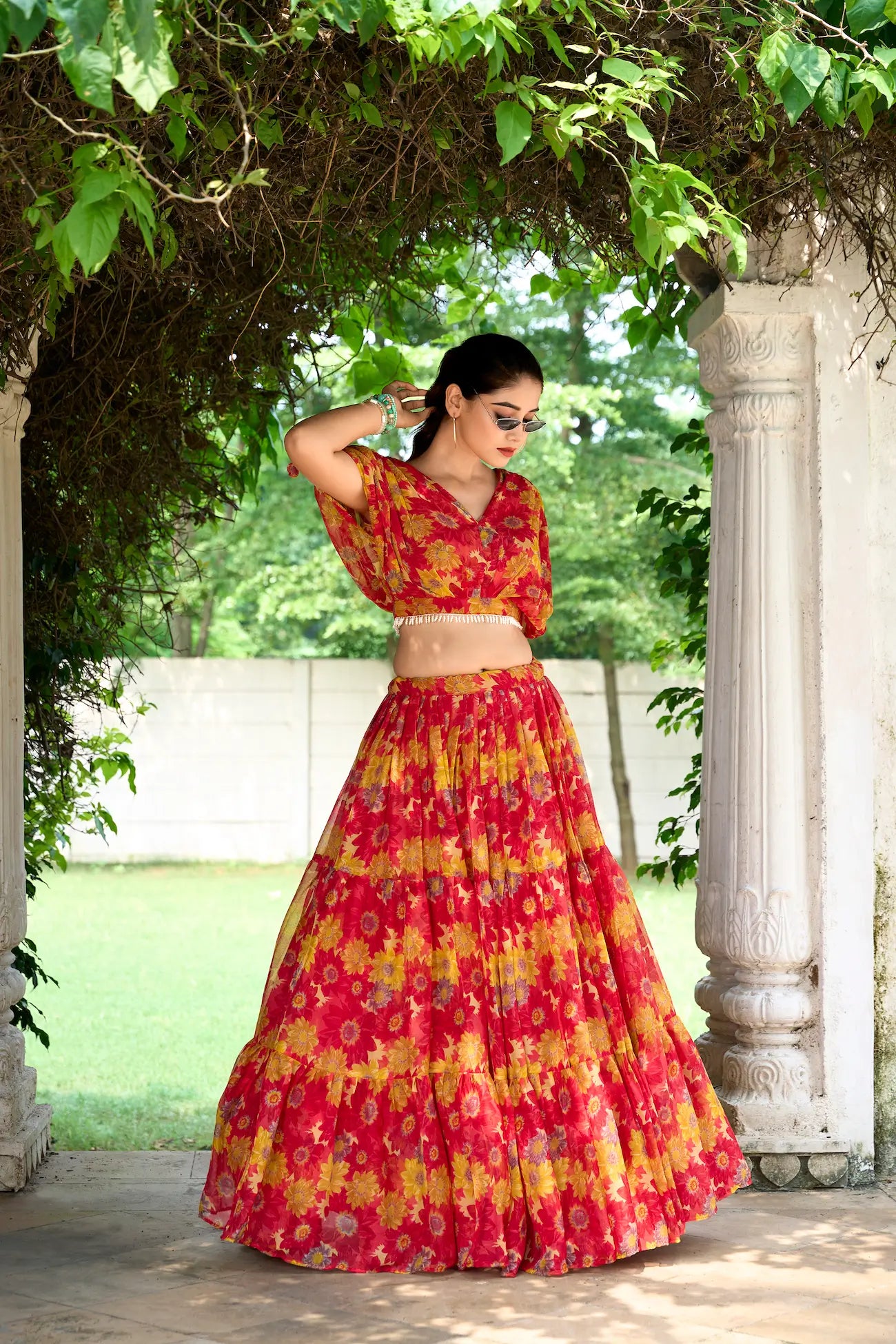 Rotes und gelbes Chiffon-Lehenga-Choli-Set mit indo-westlichem Blumenmuster