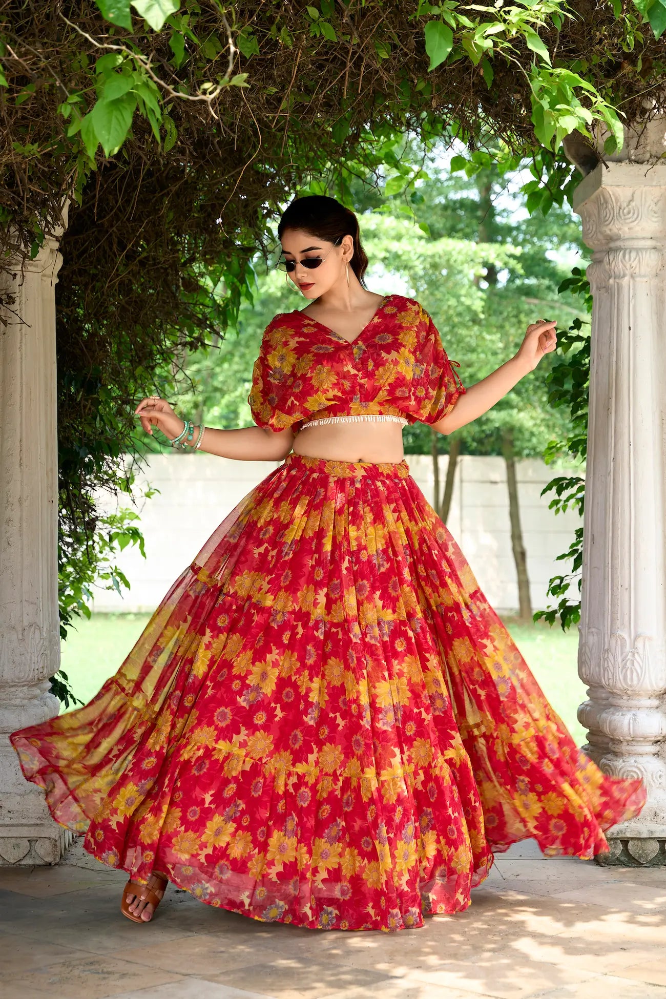 Rotes und gelbes Chiffon-Lehenga-Choli-Set mit indo-westlichem Blumenmuster