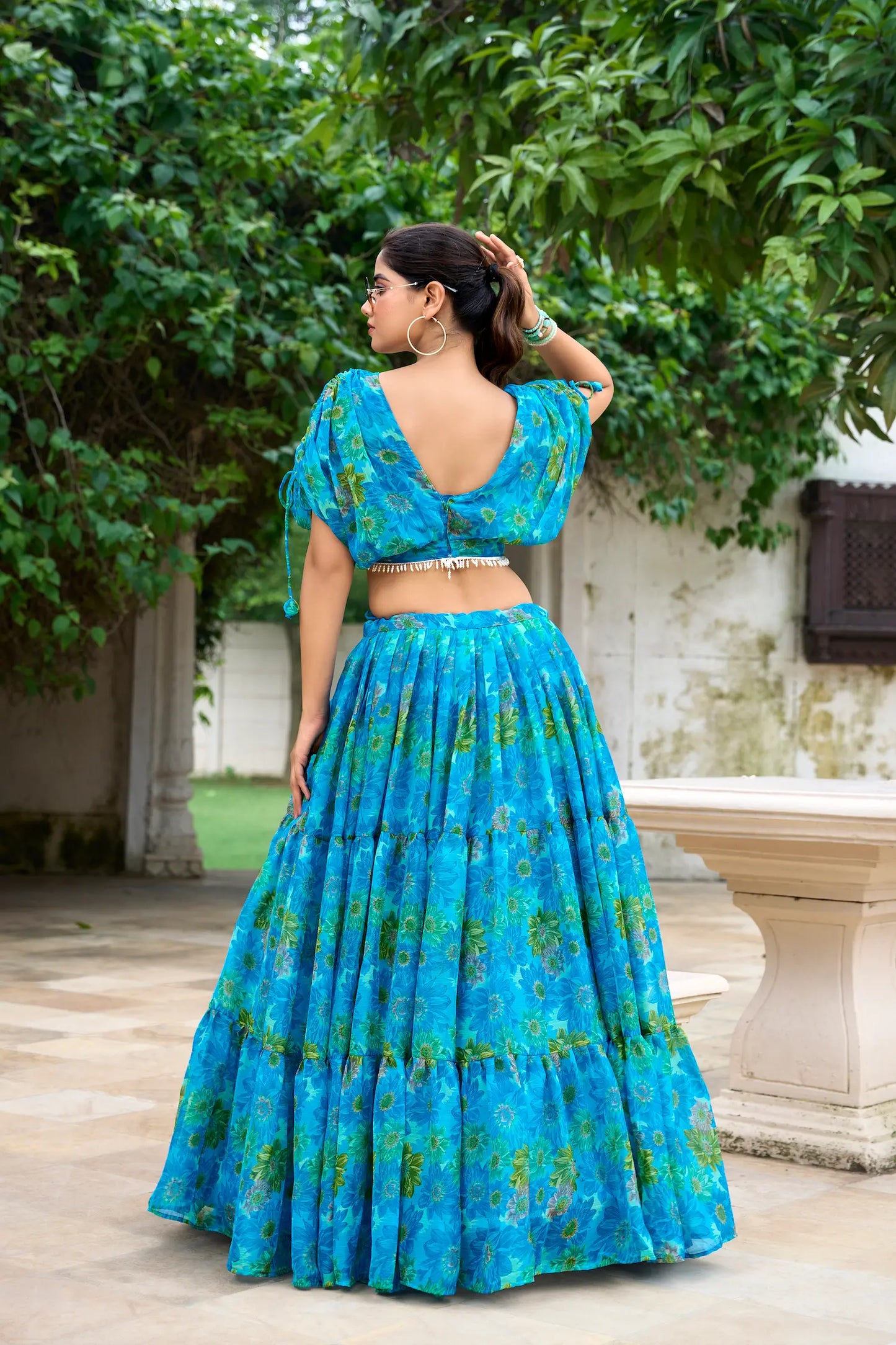 Himmelblaues und grünes Chiffon-Lehenga-Choli-Set mit Blumenmuster im Indo-Western-Stil