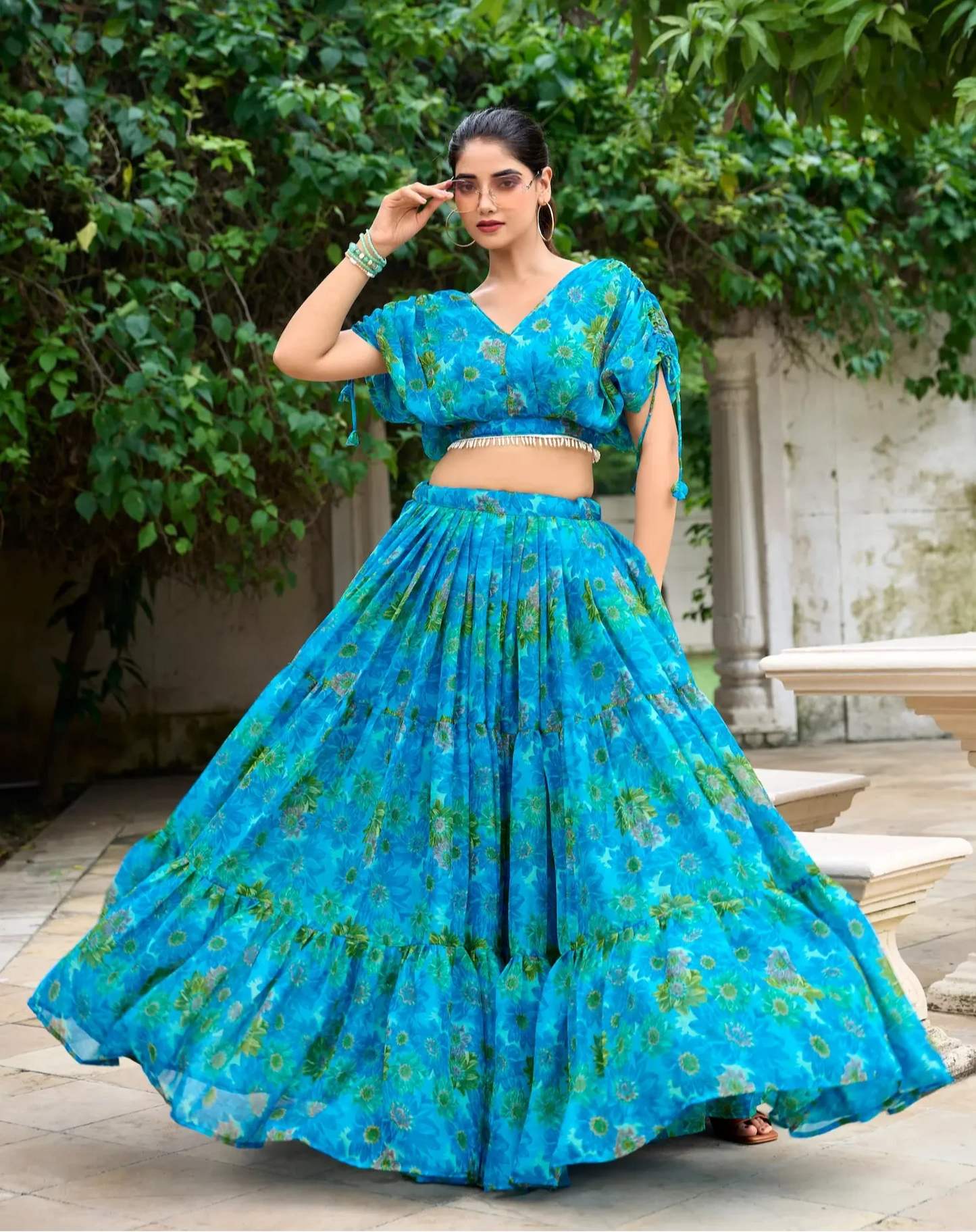 Himmelblaues und grünes Chiffon-Lehenga-Choli-Set mit Blumenmuster im Indo-Western-Stil