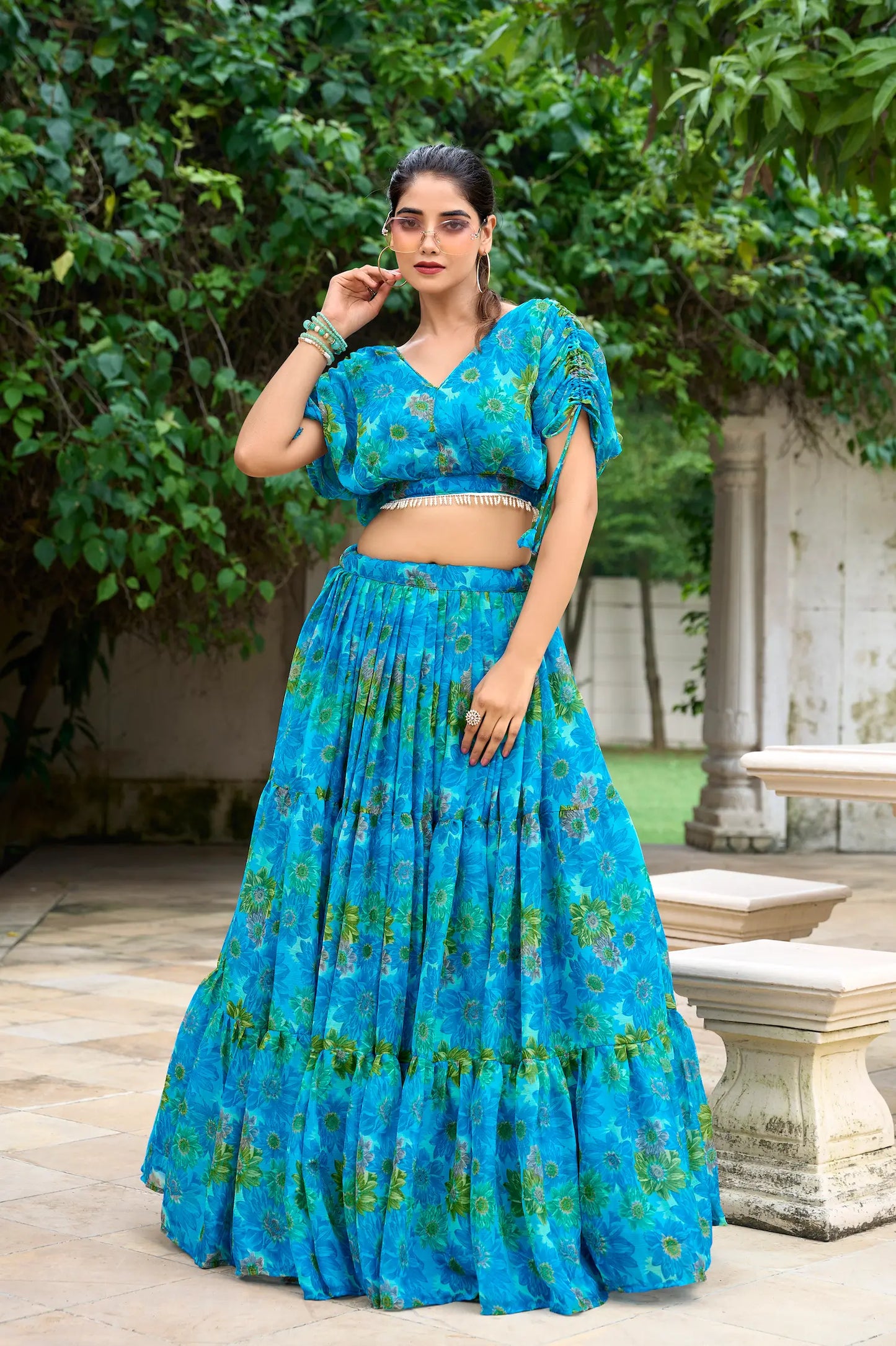 Himmelblaues und grünes Chiffon-Lehenga-Choli-Set mit Blumenmuster im Indo-Western-Stil