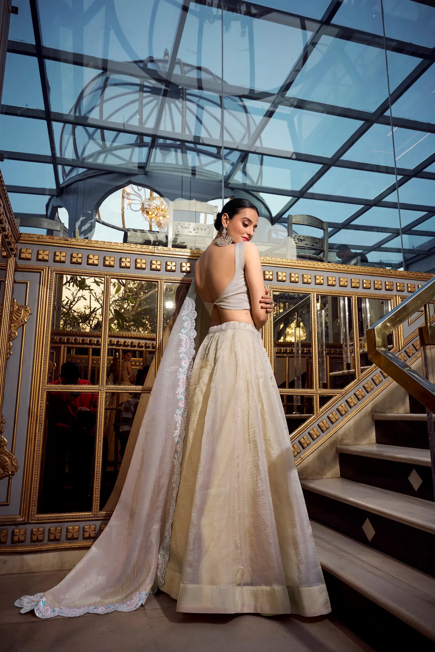 Lehenga Choli en beige doux Gold Crush avec broderie en sequins et fil COLLECTION AYRA