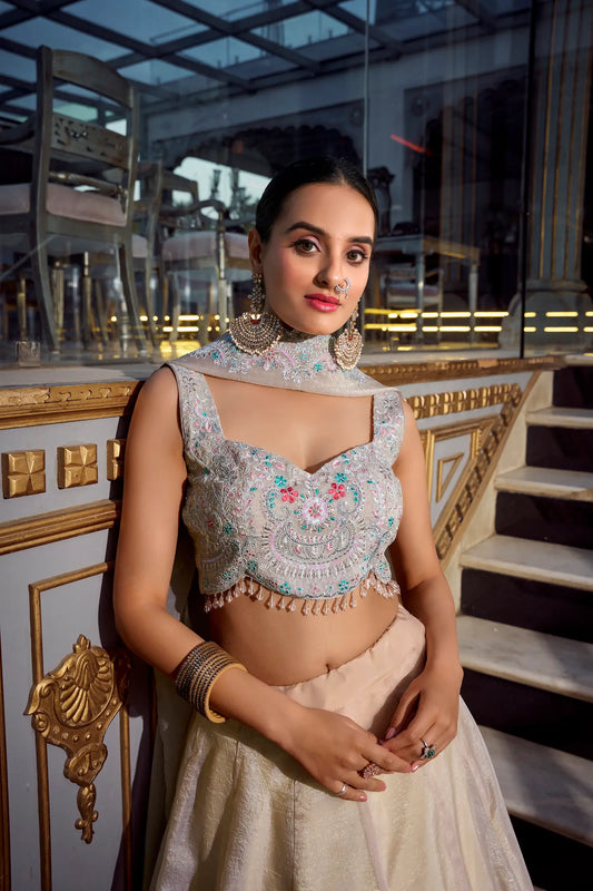 Lehenga Choli en beige doux Gold Crush avec broderie en sequins et fil COLLECTION AYRA