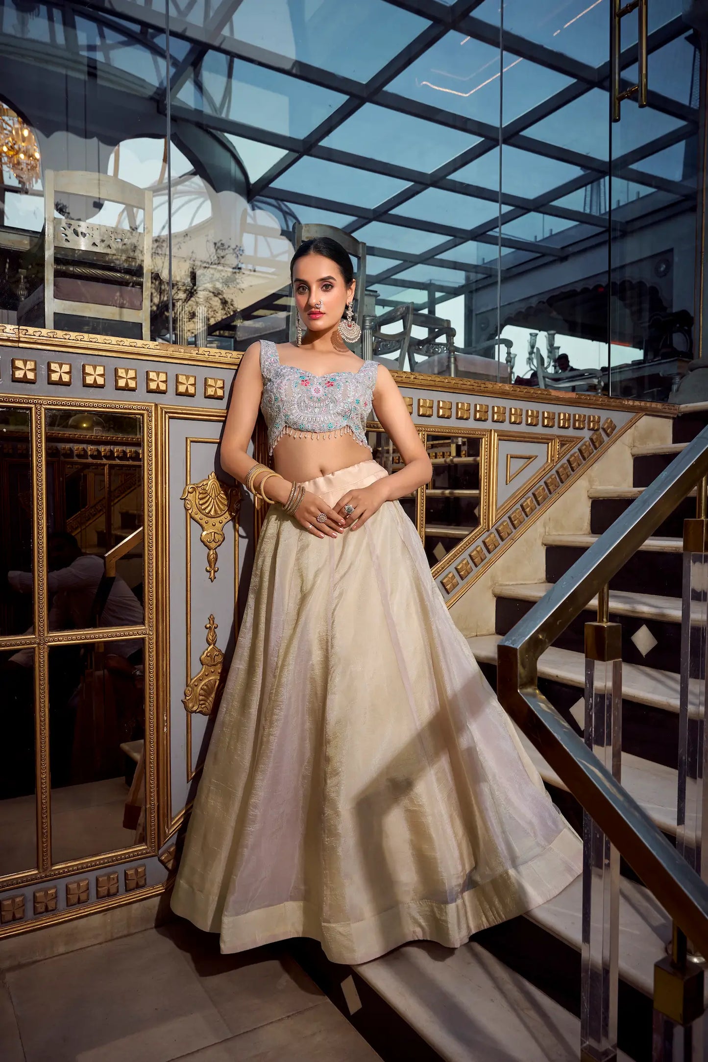 Lehenga Choli en beige doux Gold Crush avec broderie en sequins et fil COLLECTION AYRA