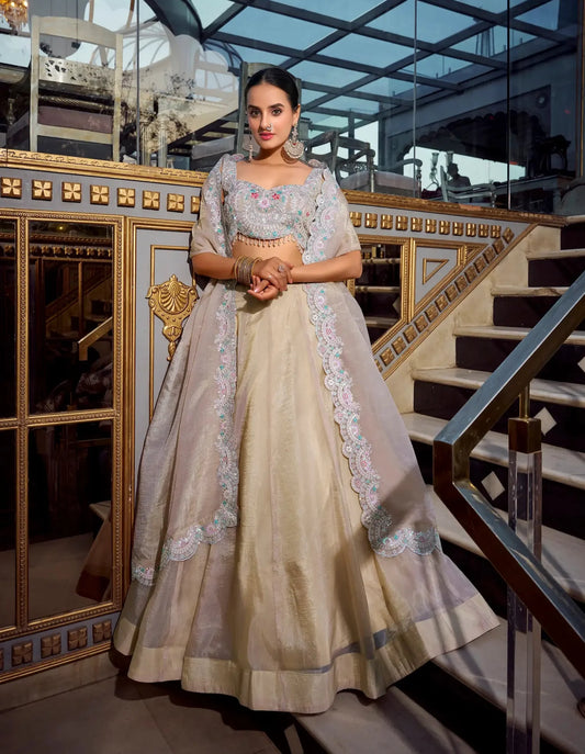 Lehenga Choli en beige doux Gold Crush avec broderie en sequins et fil COLLECTION AYRA