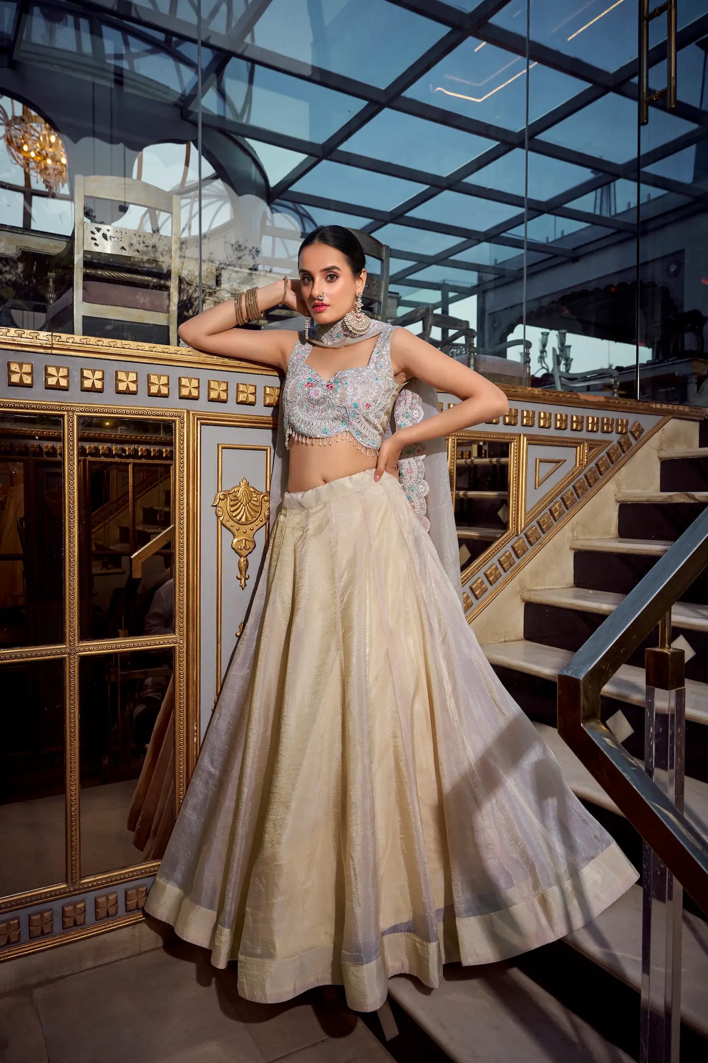 Lehenga Choli en beige doux Gold Crush avec broderie en sequins et fil COLLECTION AYRA