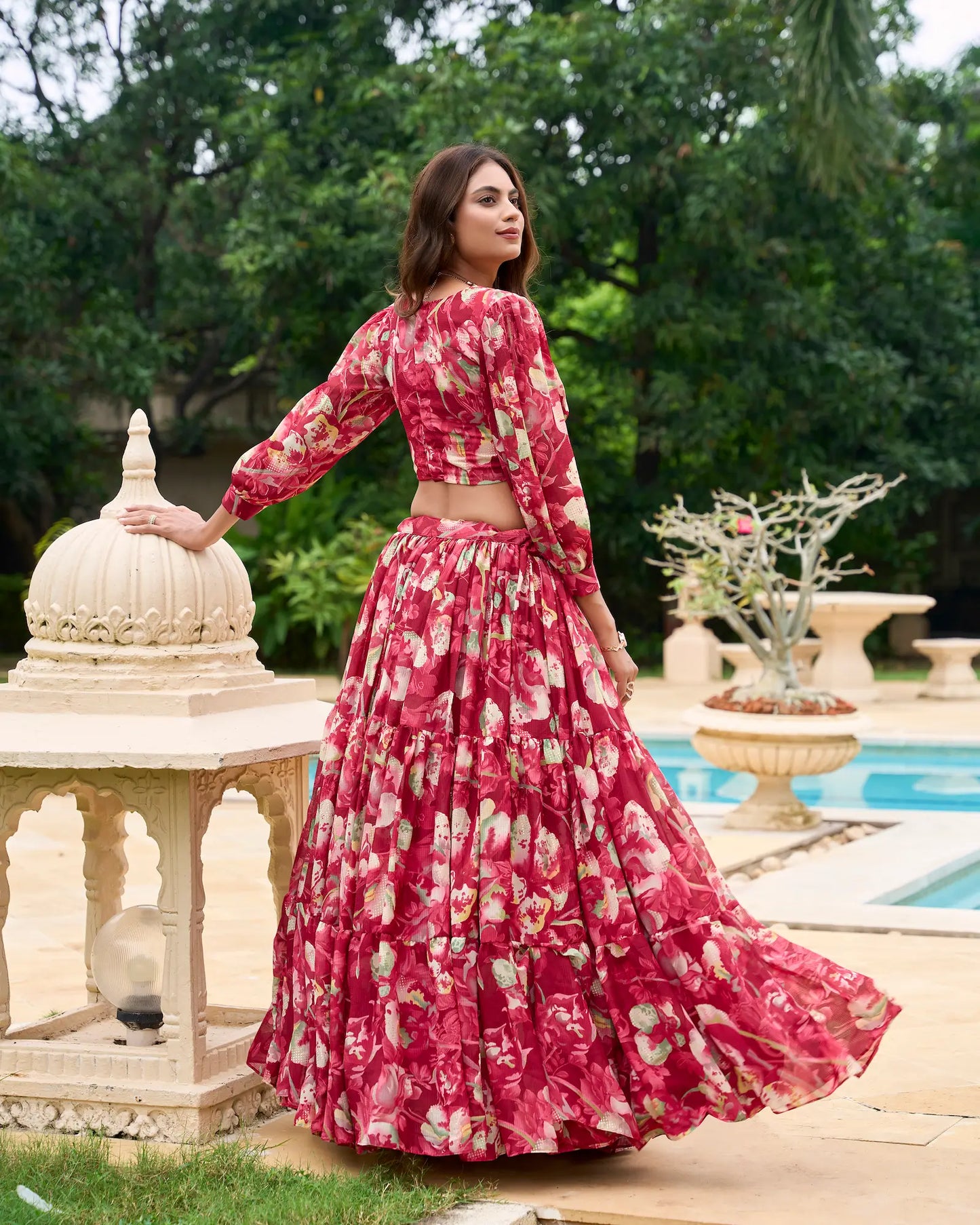 Indo-westliches florales Lehenga-Choli-Set aus burgunderfarbenem Georgette