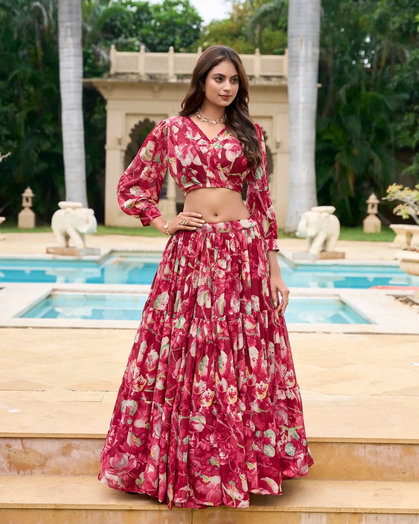 Indo-westliches florales Lehenga-Choli-Set aus burgunderfarbenem Georgette