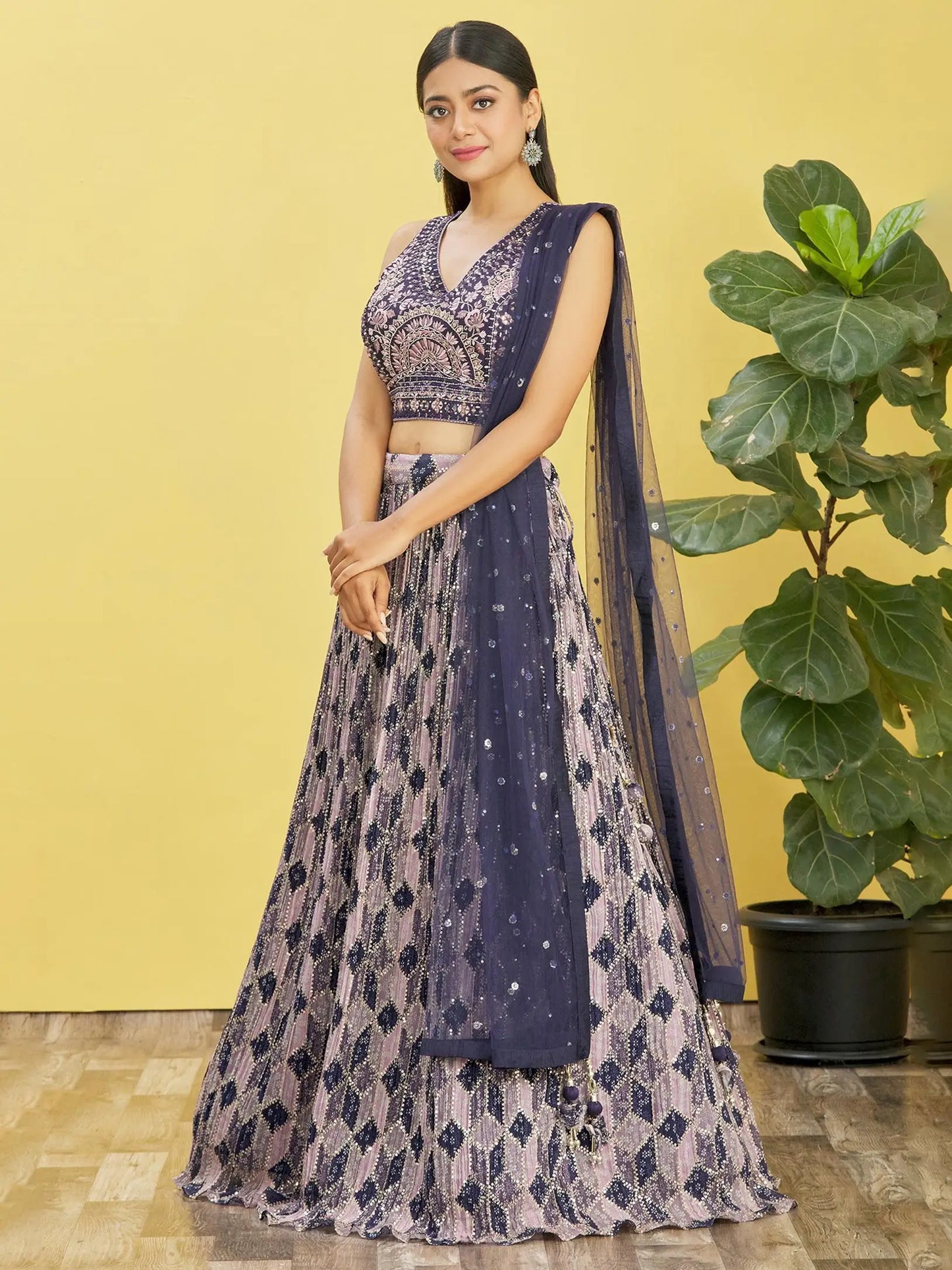Lehenga violet raisin avec imprimé numérique et broderie en fil, zari et sequins, ornée de véritables miroirs